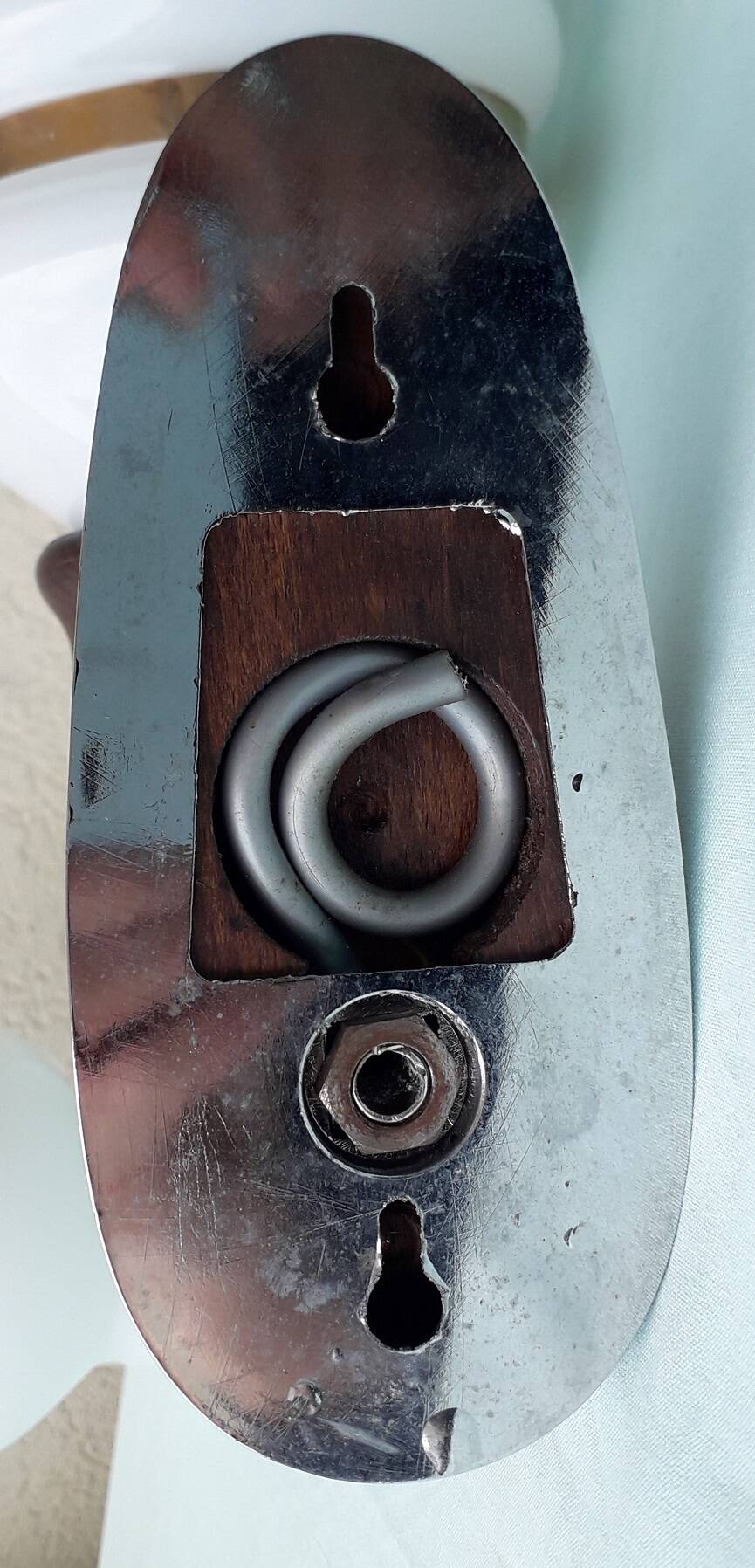 Paire d'appliques en métal chromé, bois et opaline