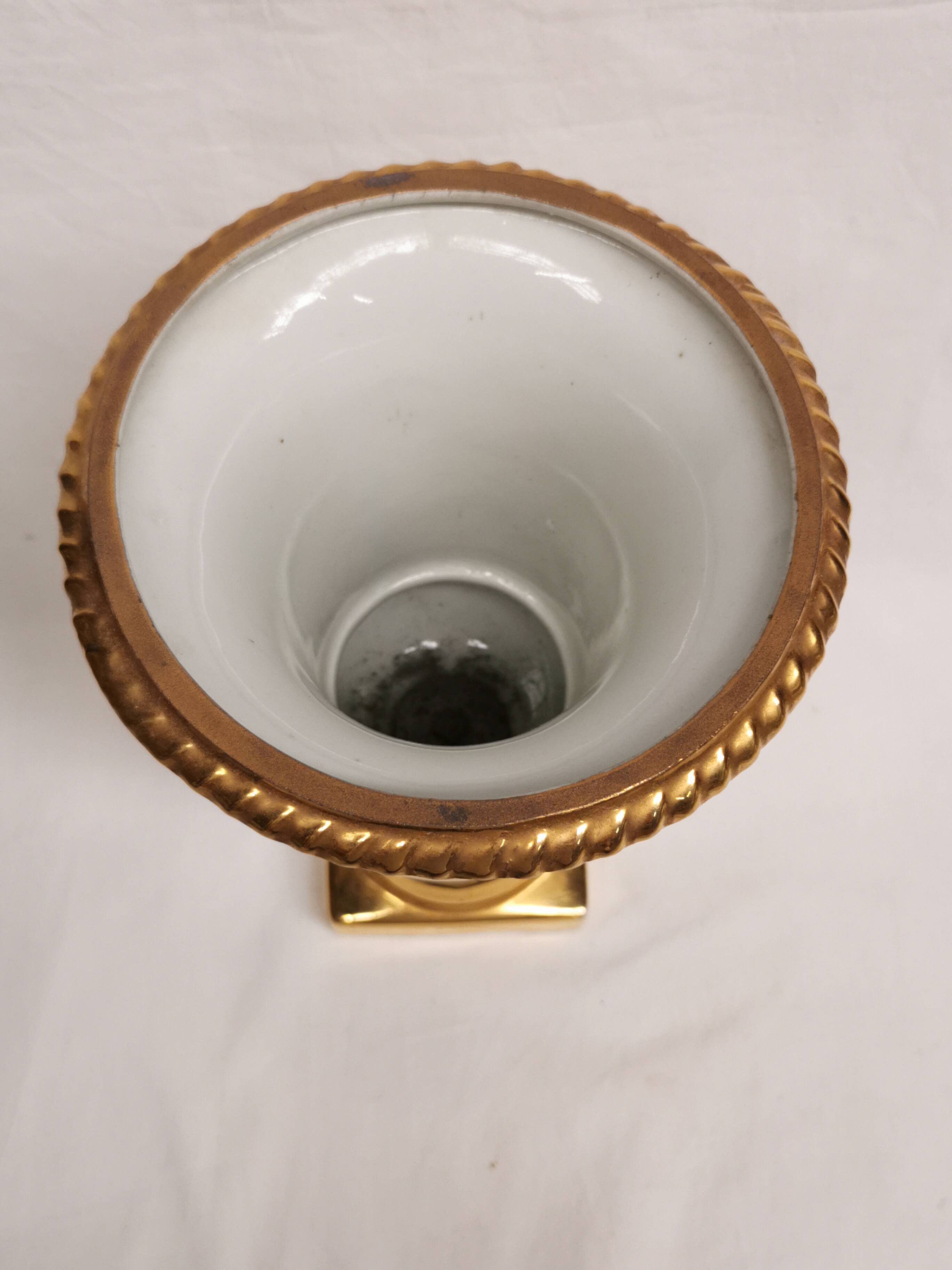Medici-shaped vase in gilded Paris porcelain.