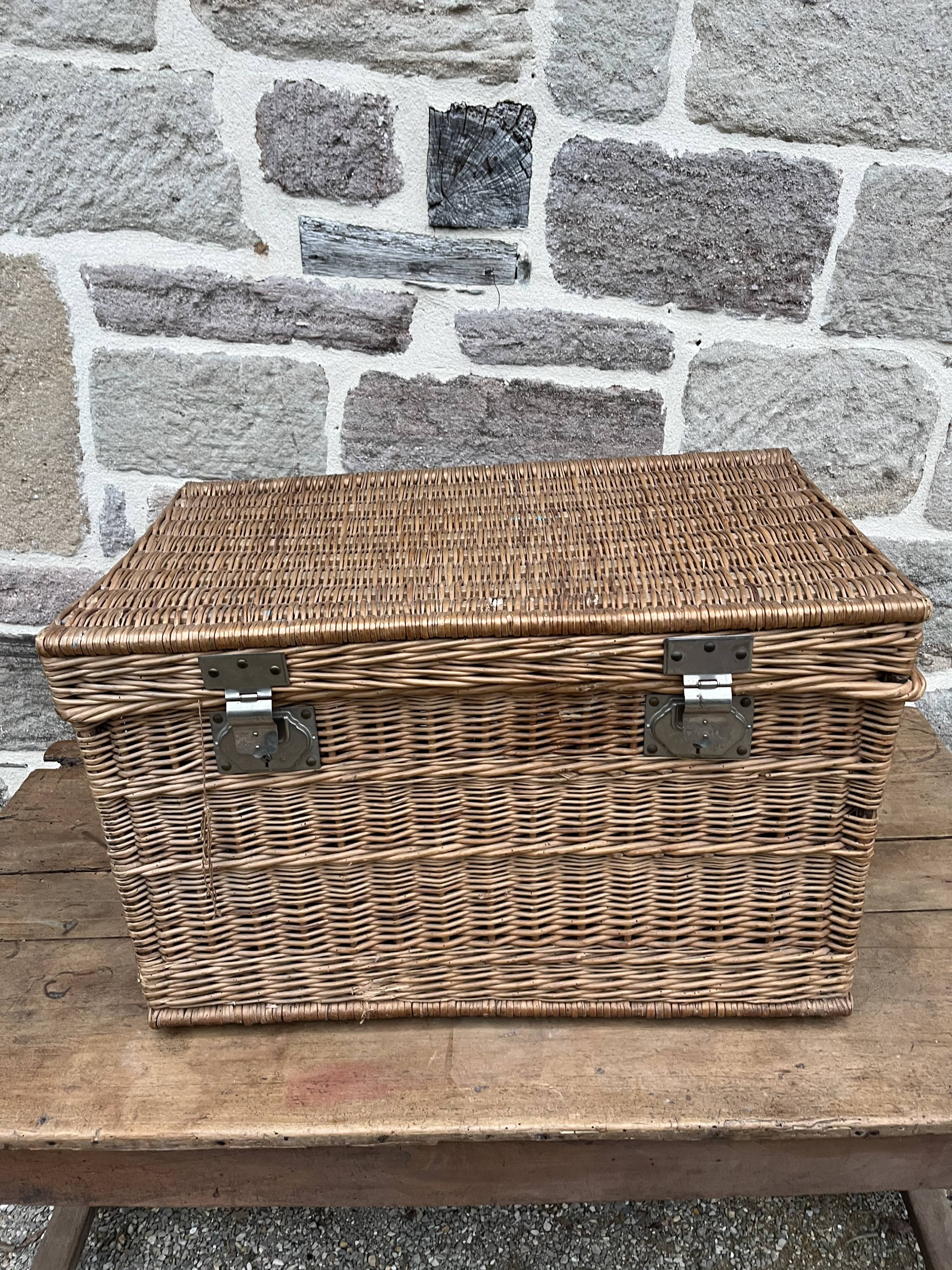 Wicker trunk