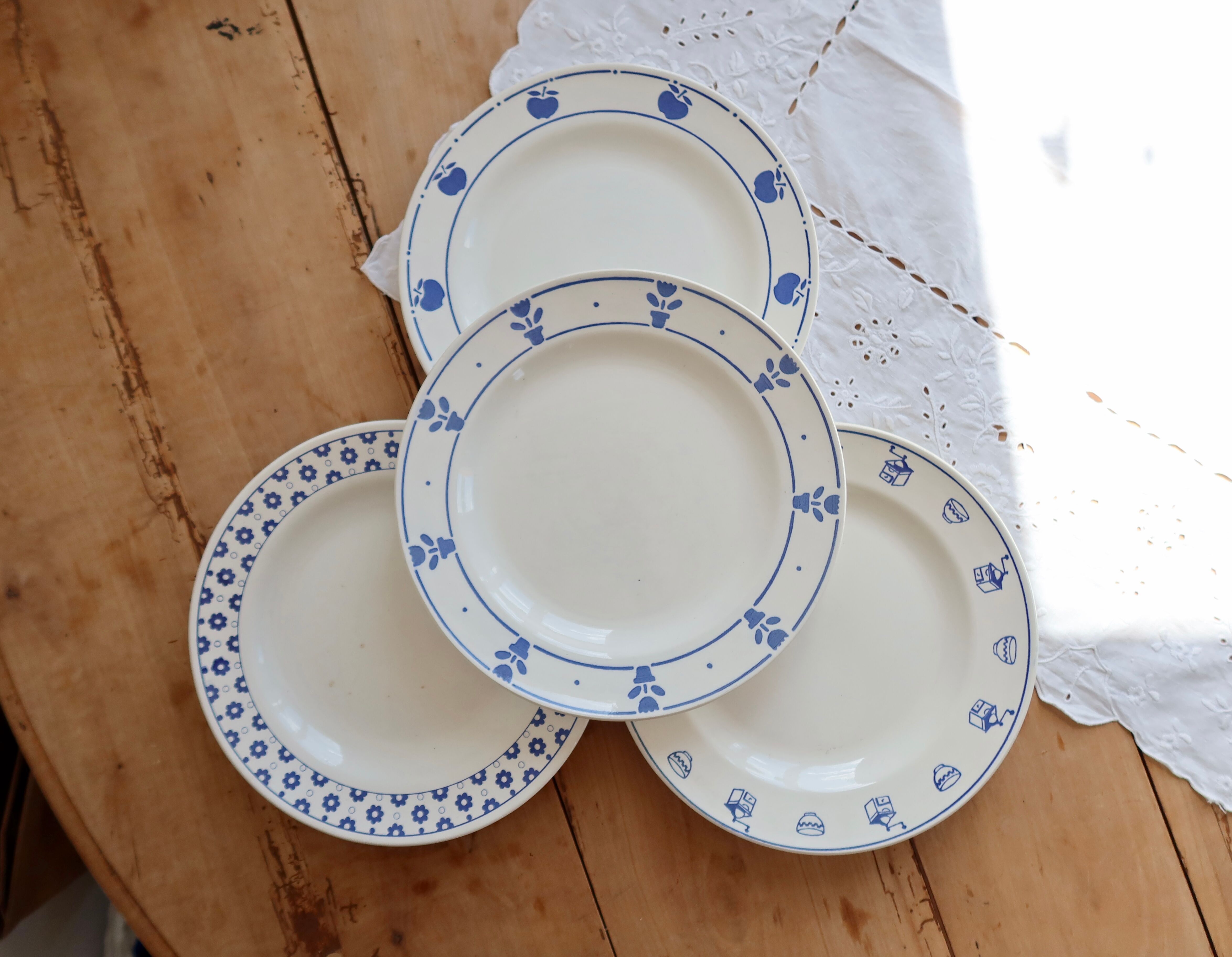4 mismatched vintage dinner plates - Lot Cutie II