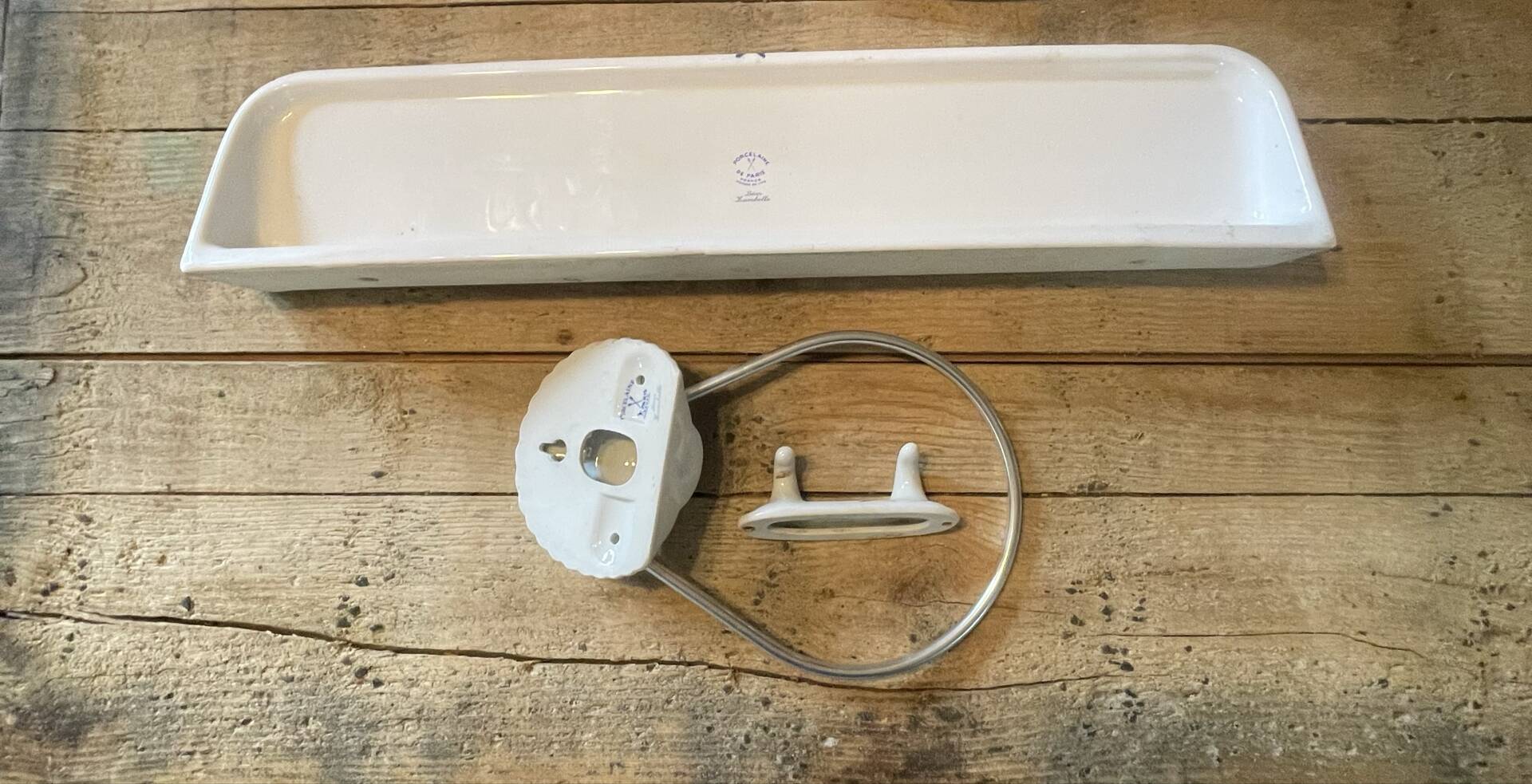 ensemble de salle de bain  signé Porcelaine de Paris