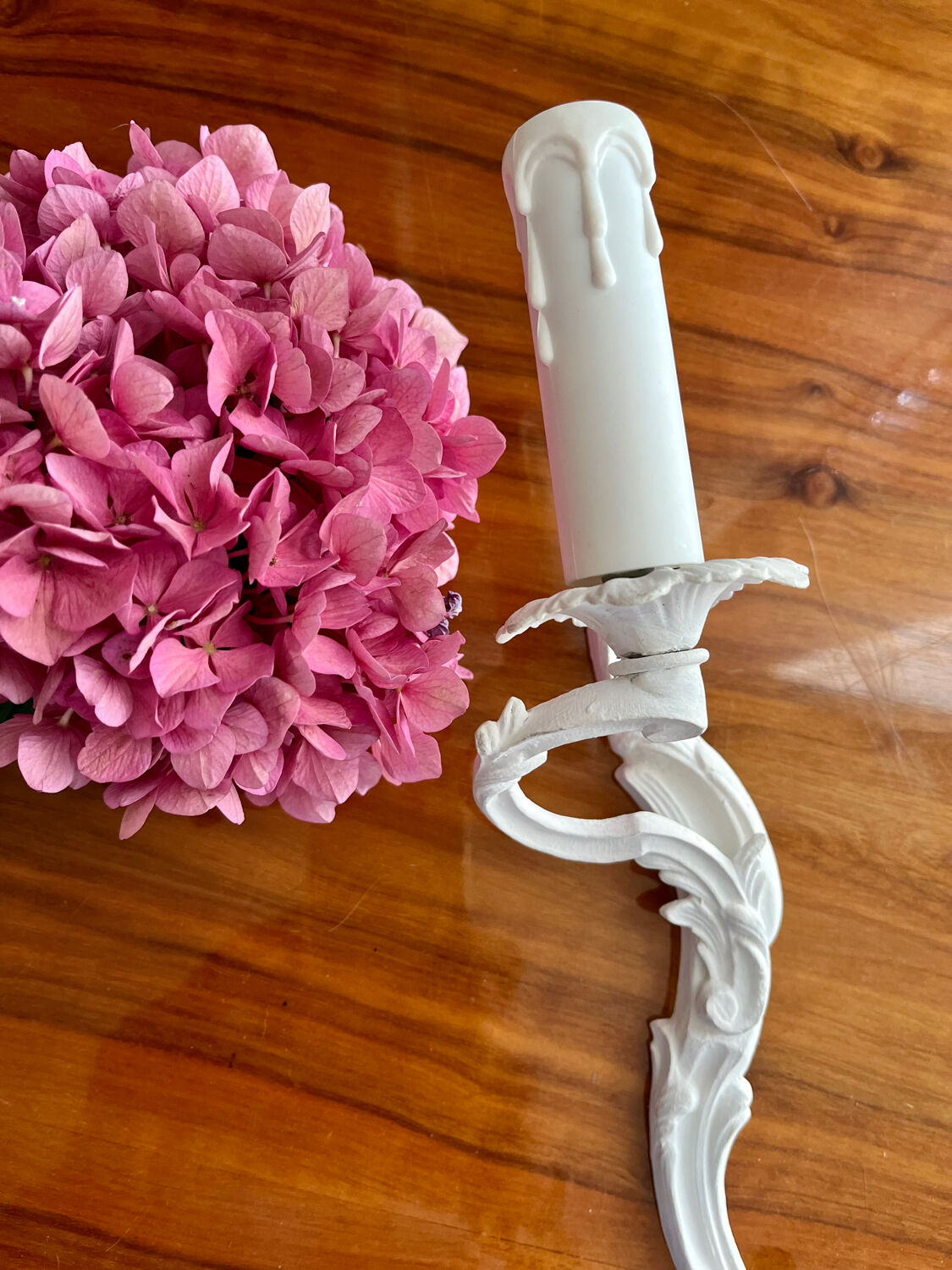 Louis XVI style bronze wall light with white patina