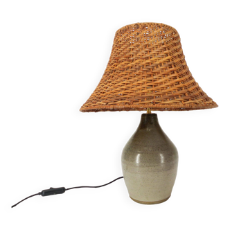 Lampe en grès émaillé abat-jour en rotin