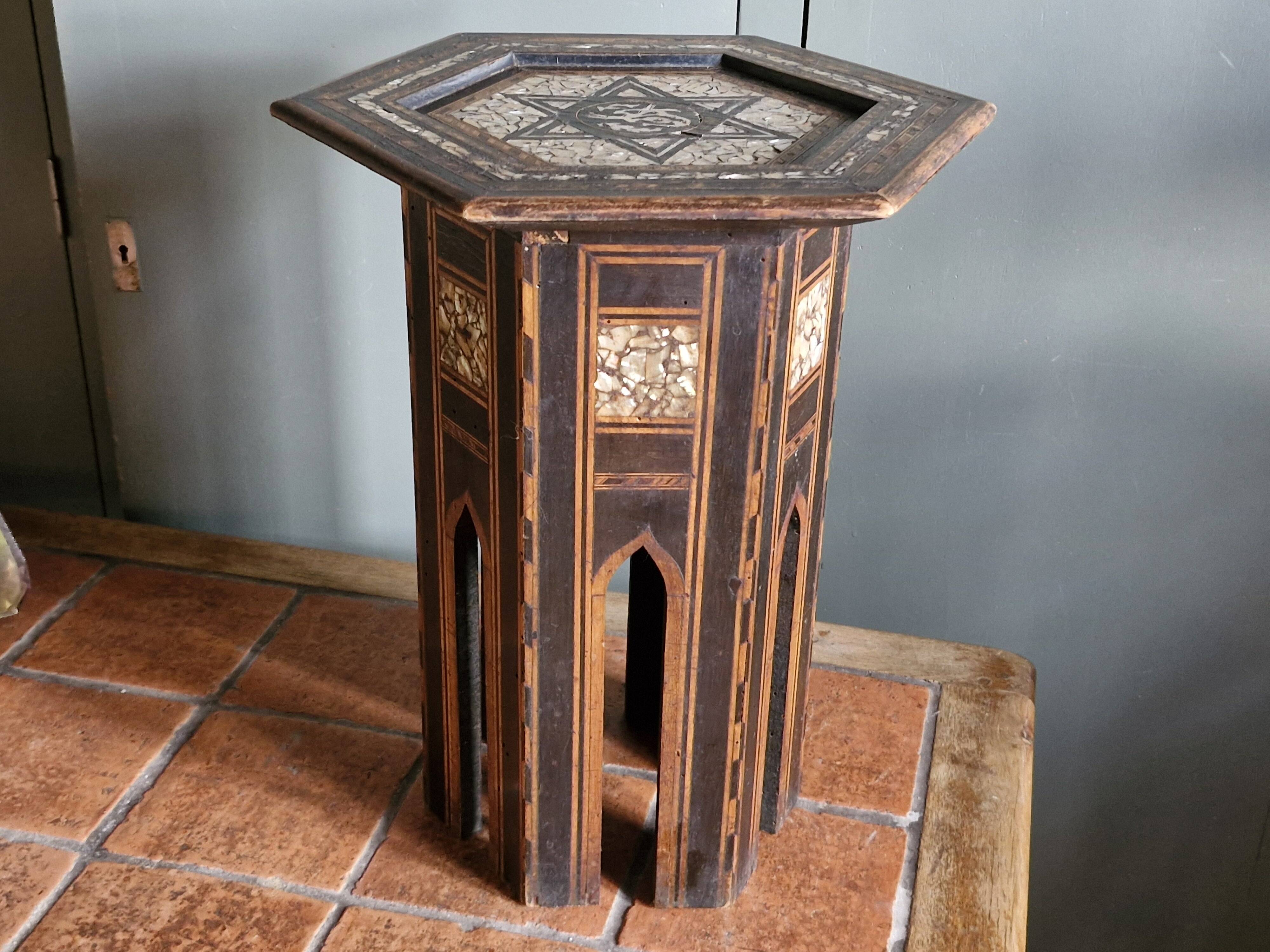 Antique octagonal table with mother-of-pearl inlays - Syria or Egypt