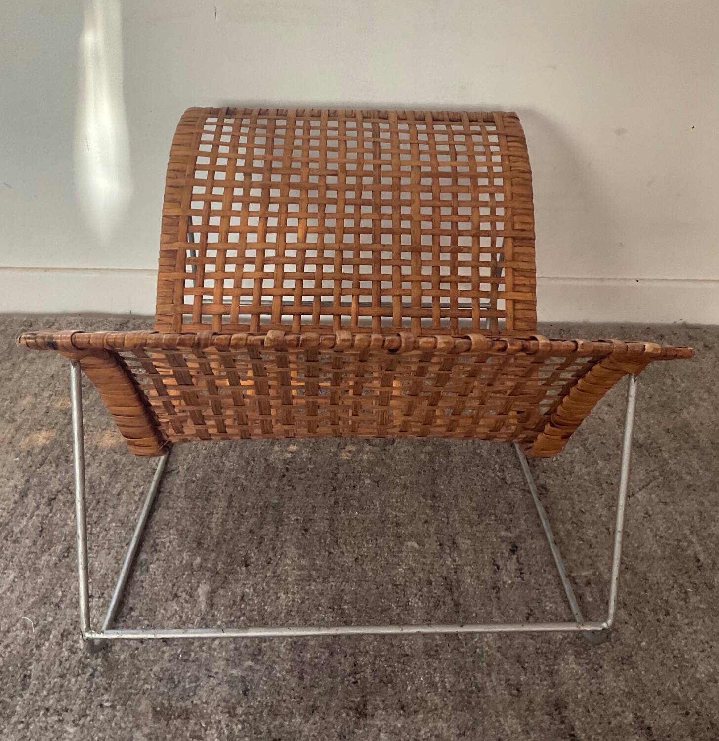Magazine holder in woven rattan and metal