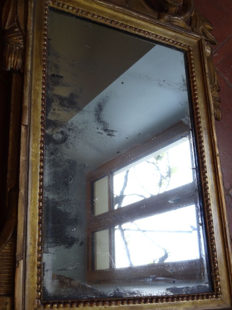 Louis XVI mirror (eighteenth century) in gilded stucco wood H 80 cm
