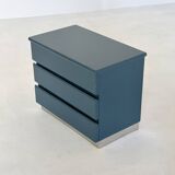 Ensemble de deux tables de chevet italiennes laquées bleues avec détails chromés