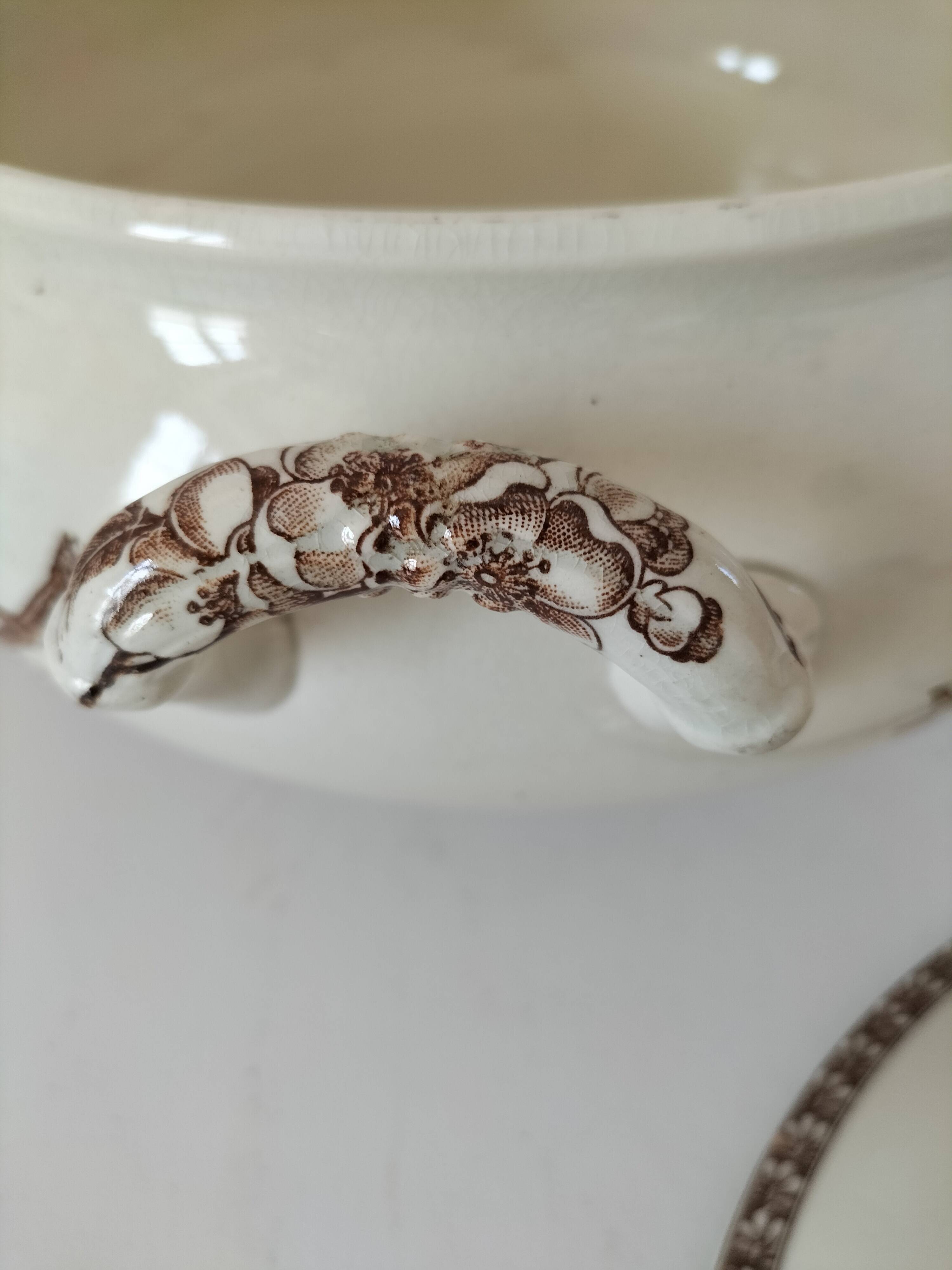 Soupière ancienne en terre de fer – décor "Marguerite", Grand Dépôt Paris