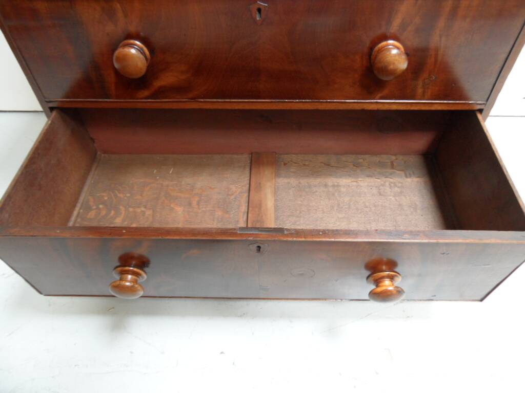 Commode en acajou antique