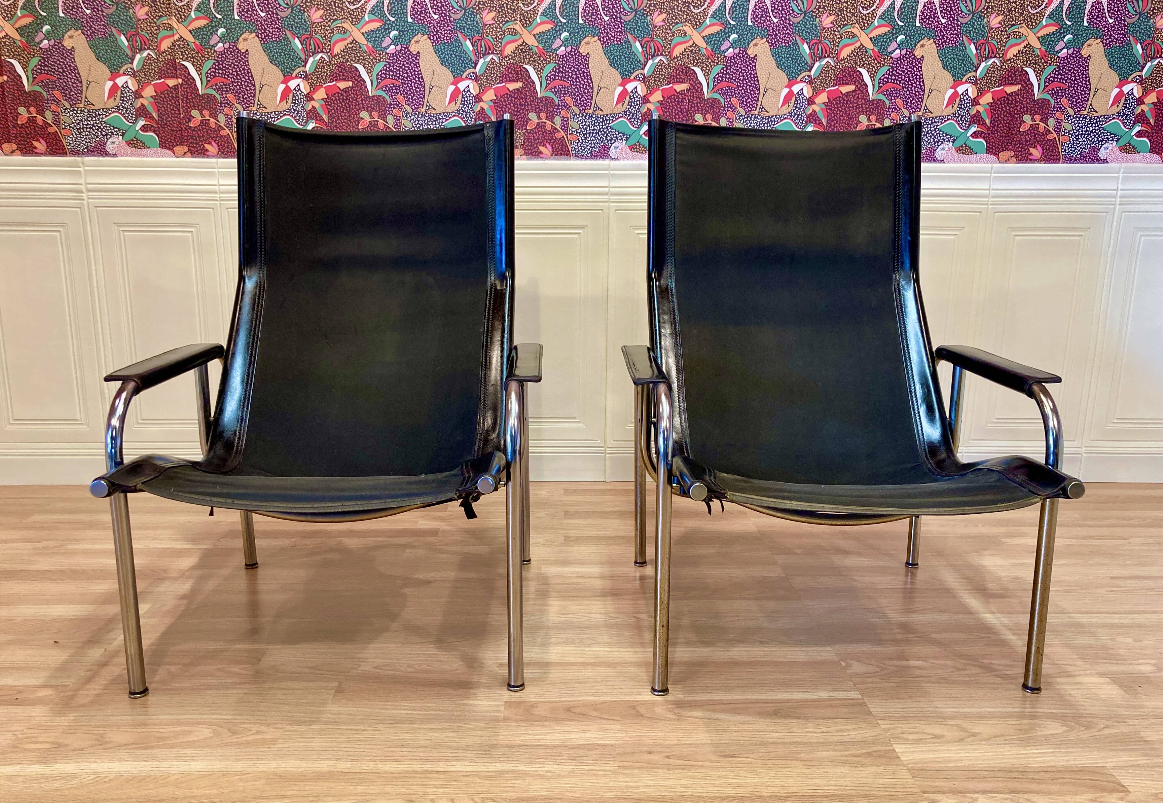 Set of 2 black leather and chrome reclining chairs designed by Hans Eichenberger.