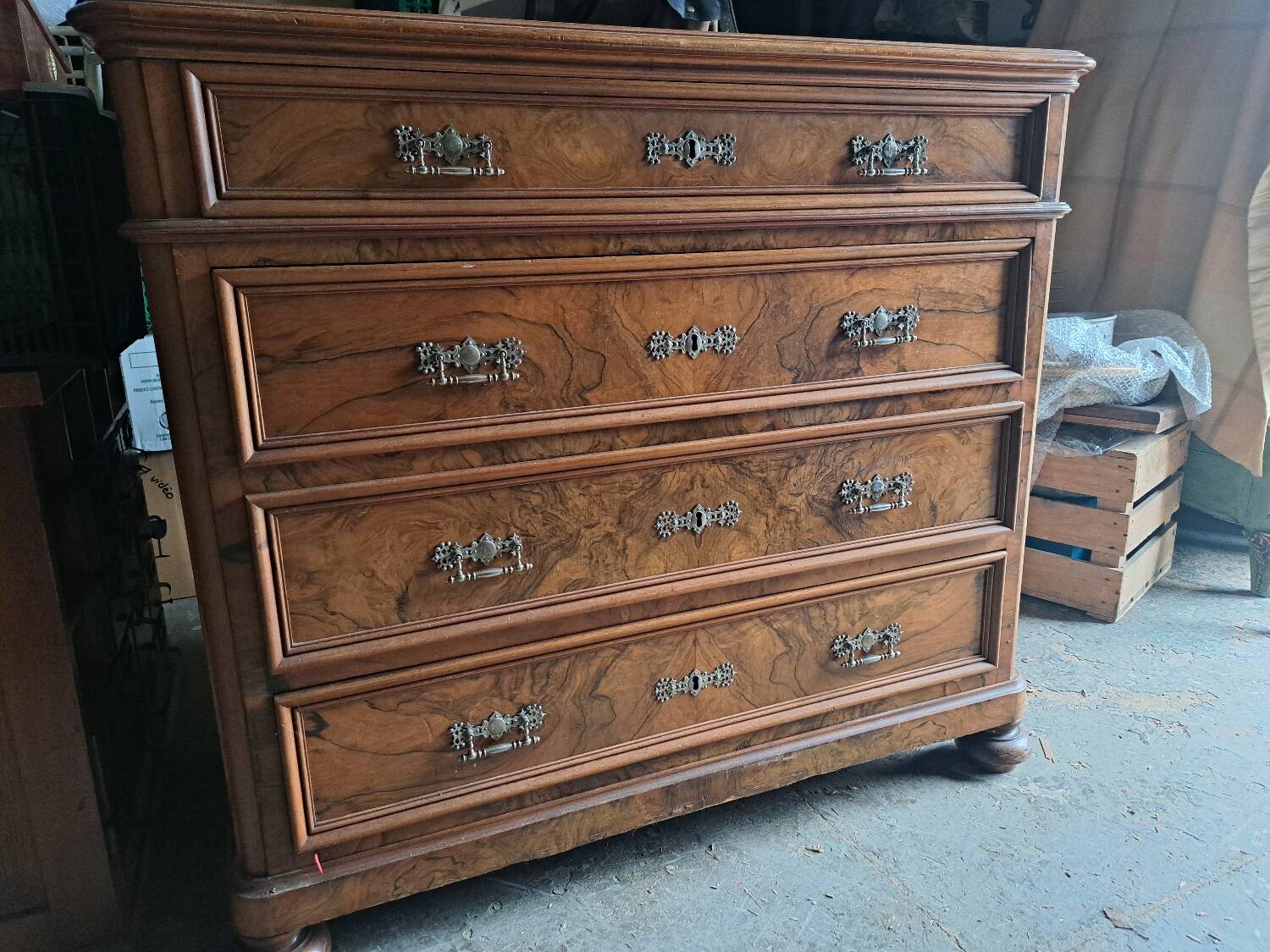 Walnut chest of drawers