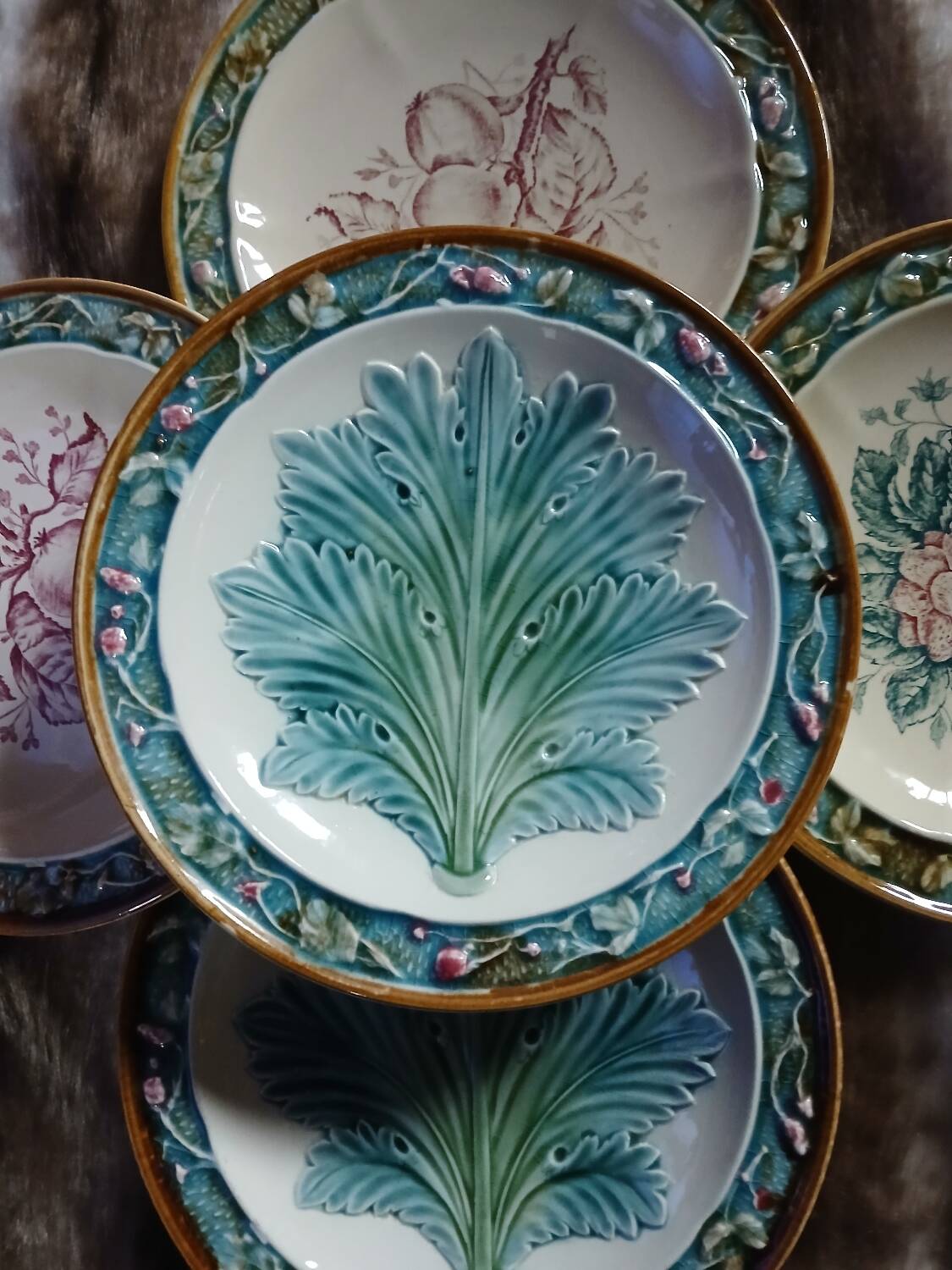 5 assiettes anciennes majolique Longchamp 