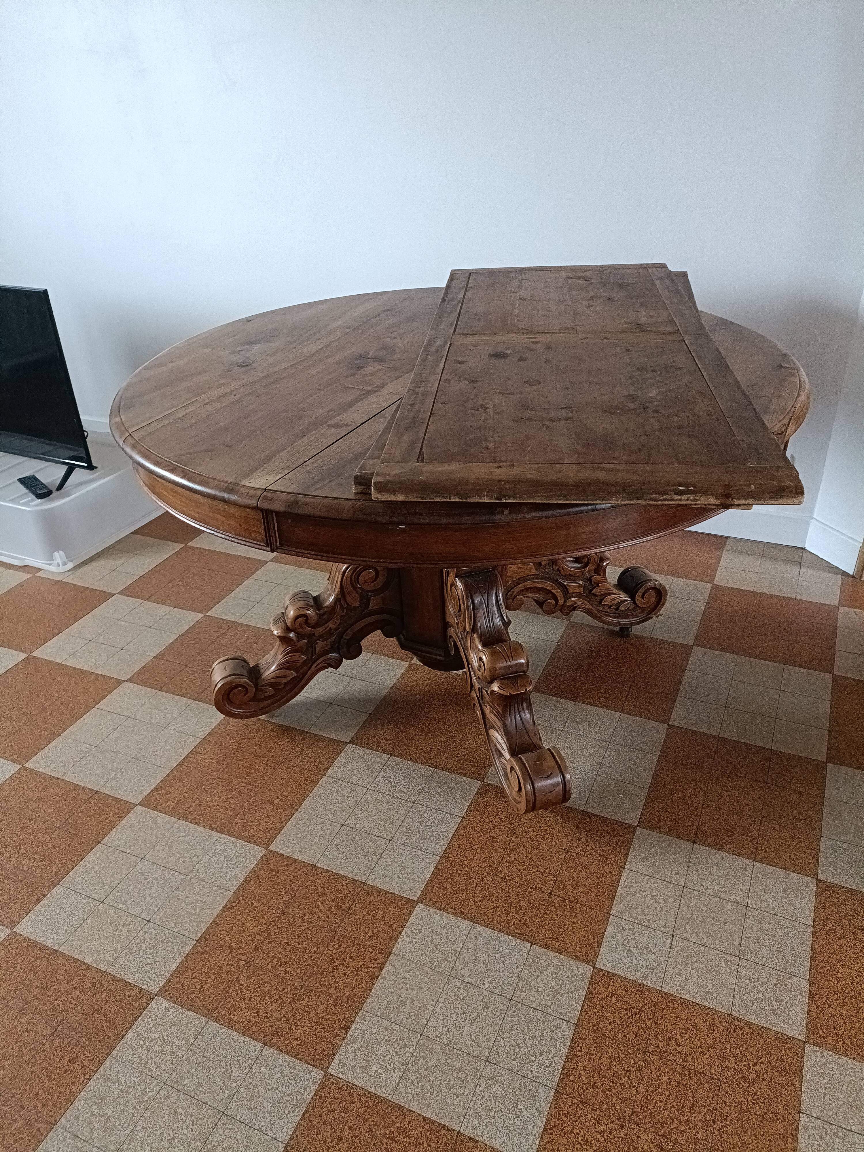 Oval dining room table early xxth walnut