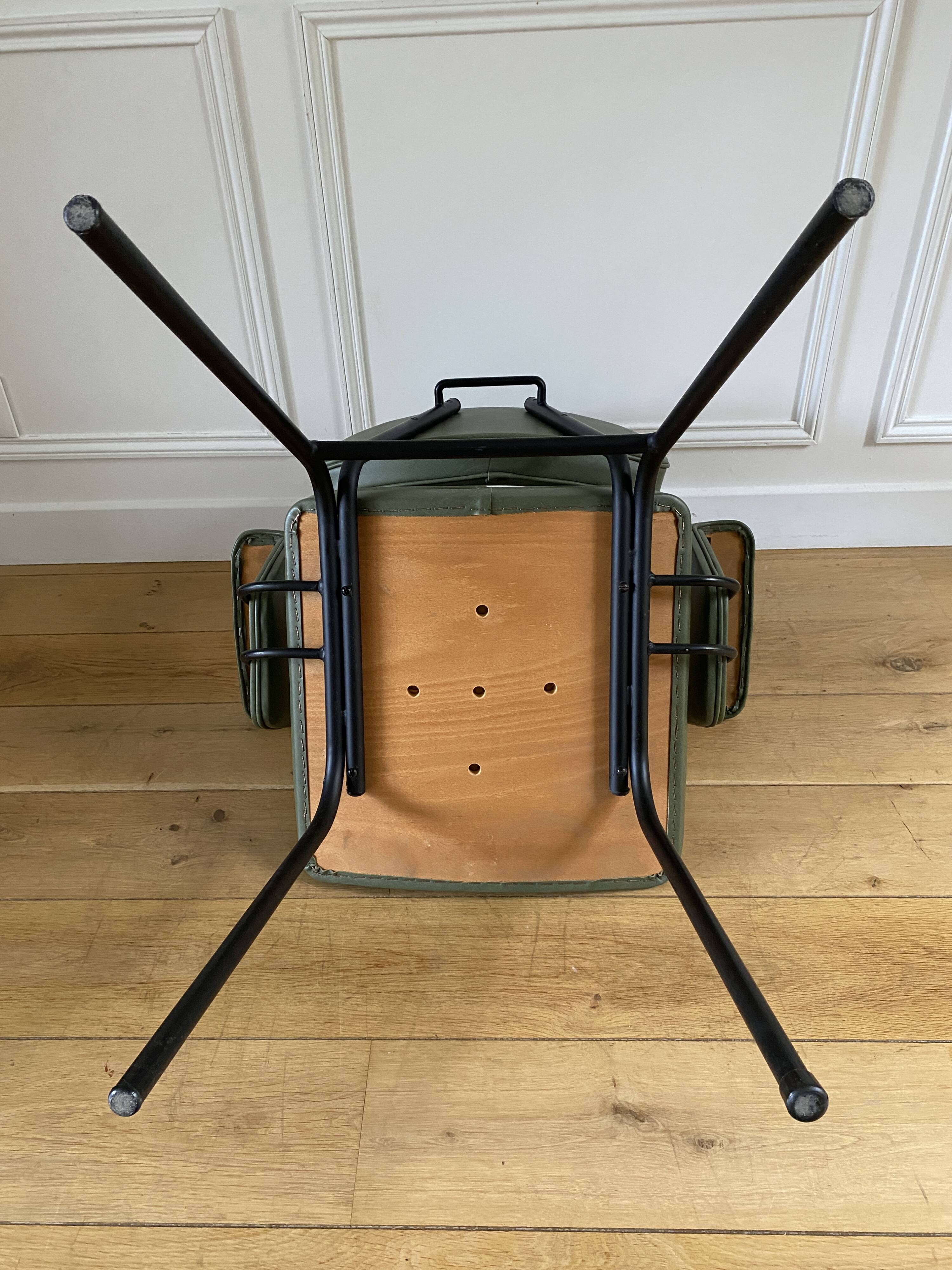 Chaise vintage à accoudoirs skaï vert