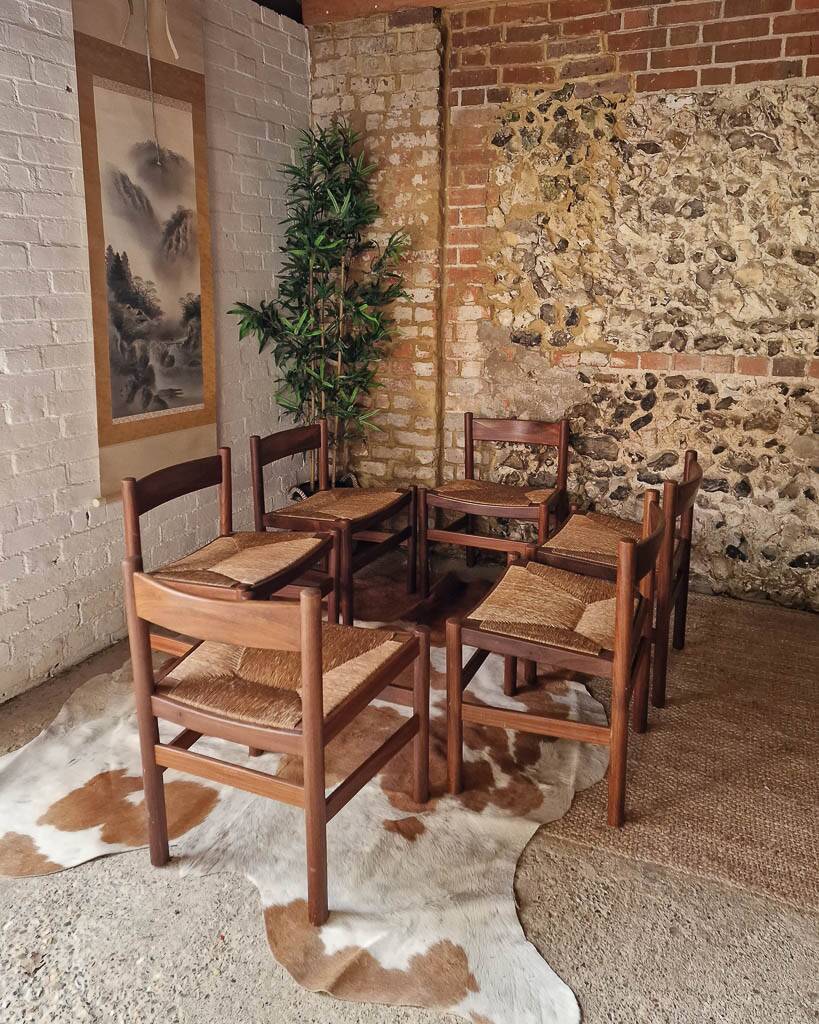 Chaises de salle à manger rustiques en teck et jonc de style français du milieu du siècle (x6)