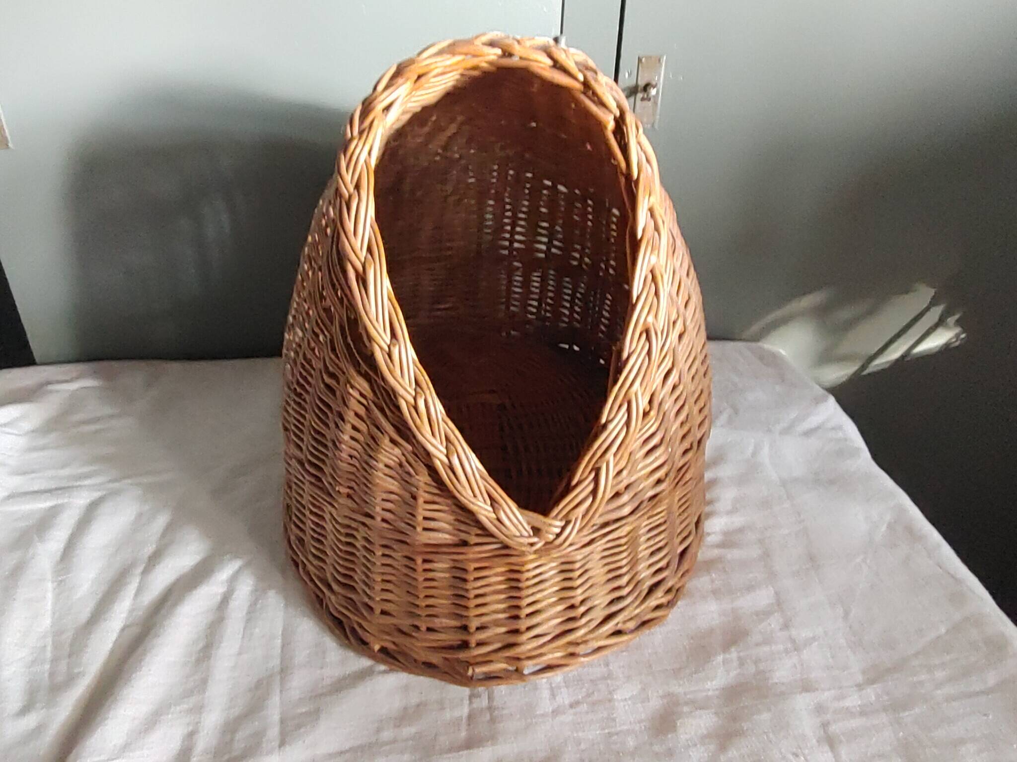 Vintage -Small rattan cat basket