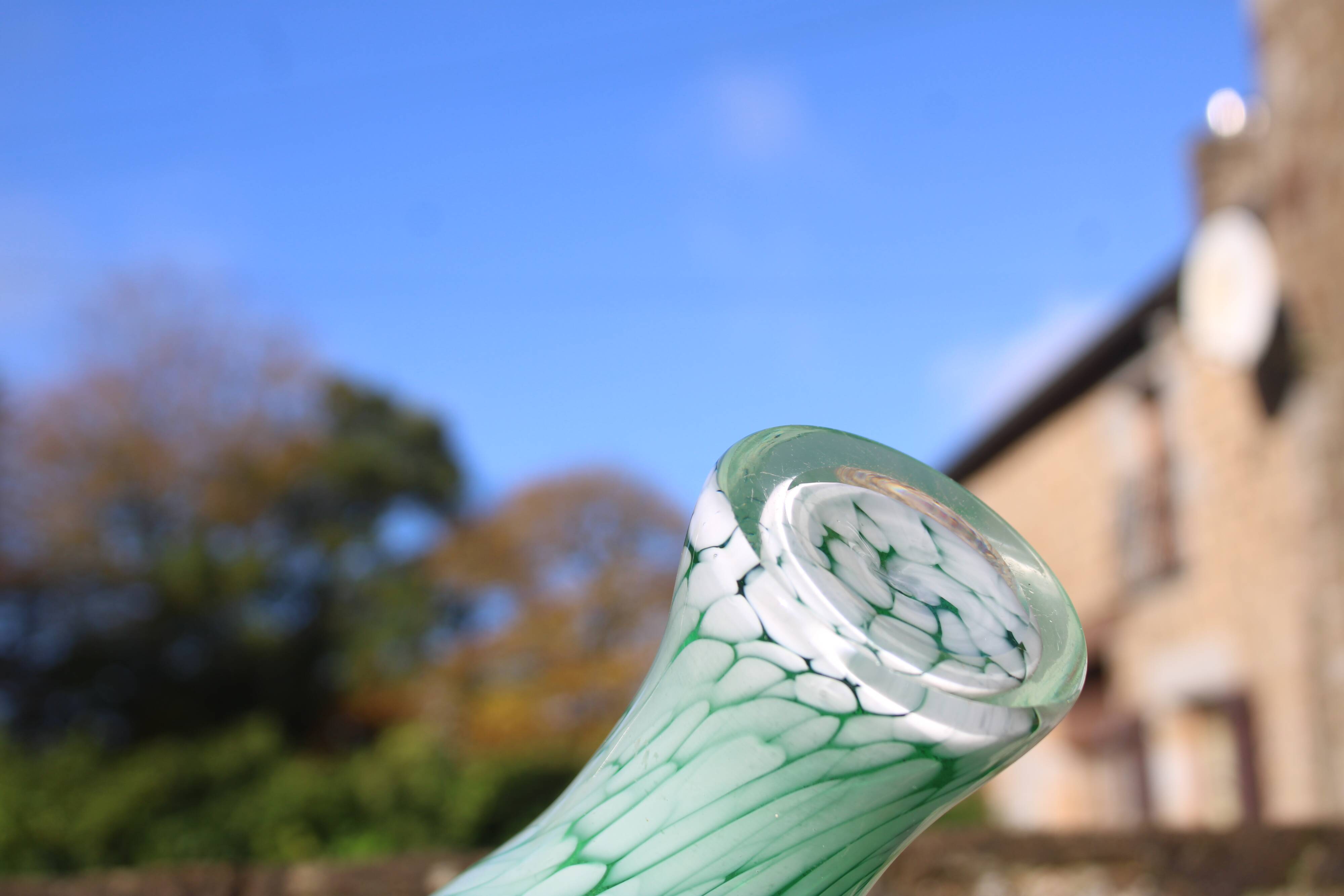 Cruche en verre soufflé vert émeraude – H32 cm x L10 cm