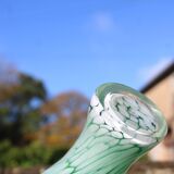 Cruche en verre soufflé vert émeraude – H32 cm x L10 cm