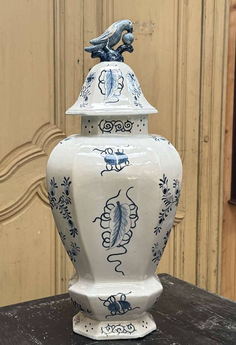 Large baluster vase with parrot - Holland, Delft 19th century