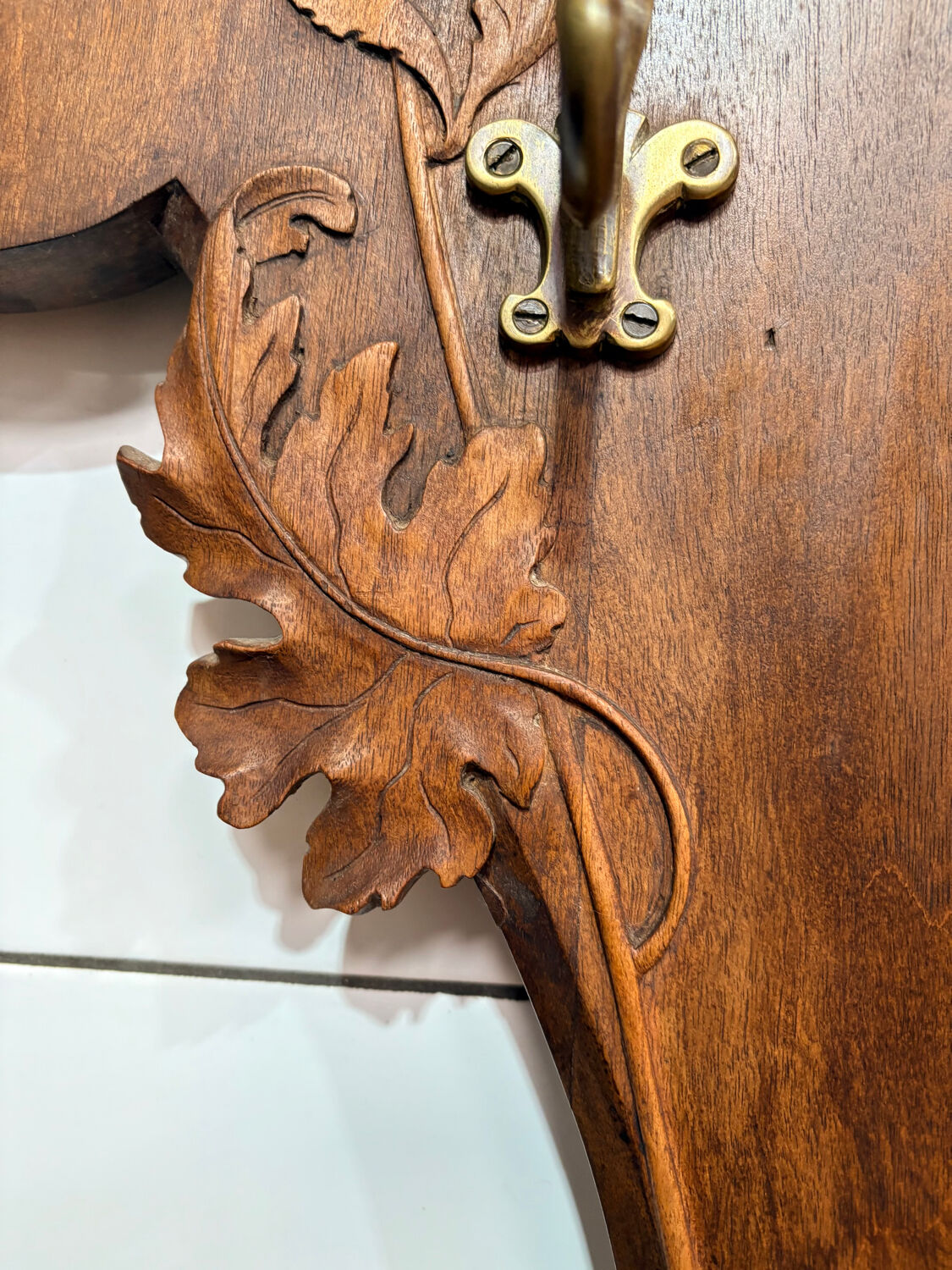 Grand porte-manteau Art Nouveau en bois sculpté – vers 1900