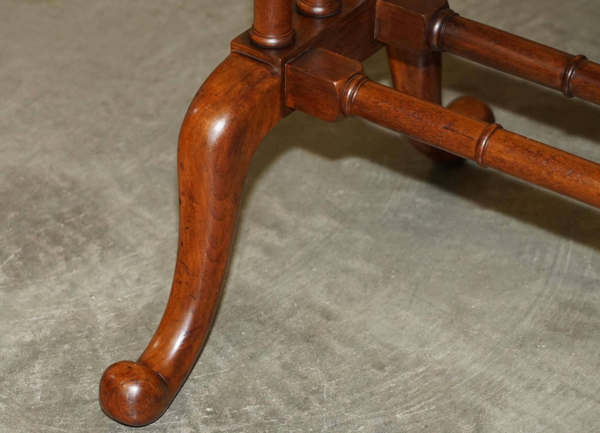 Antique extendable coffee table circa 1880 in solid walnut.