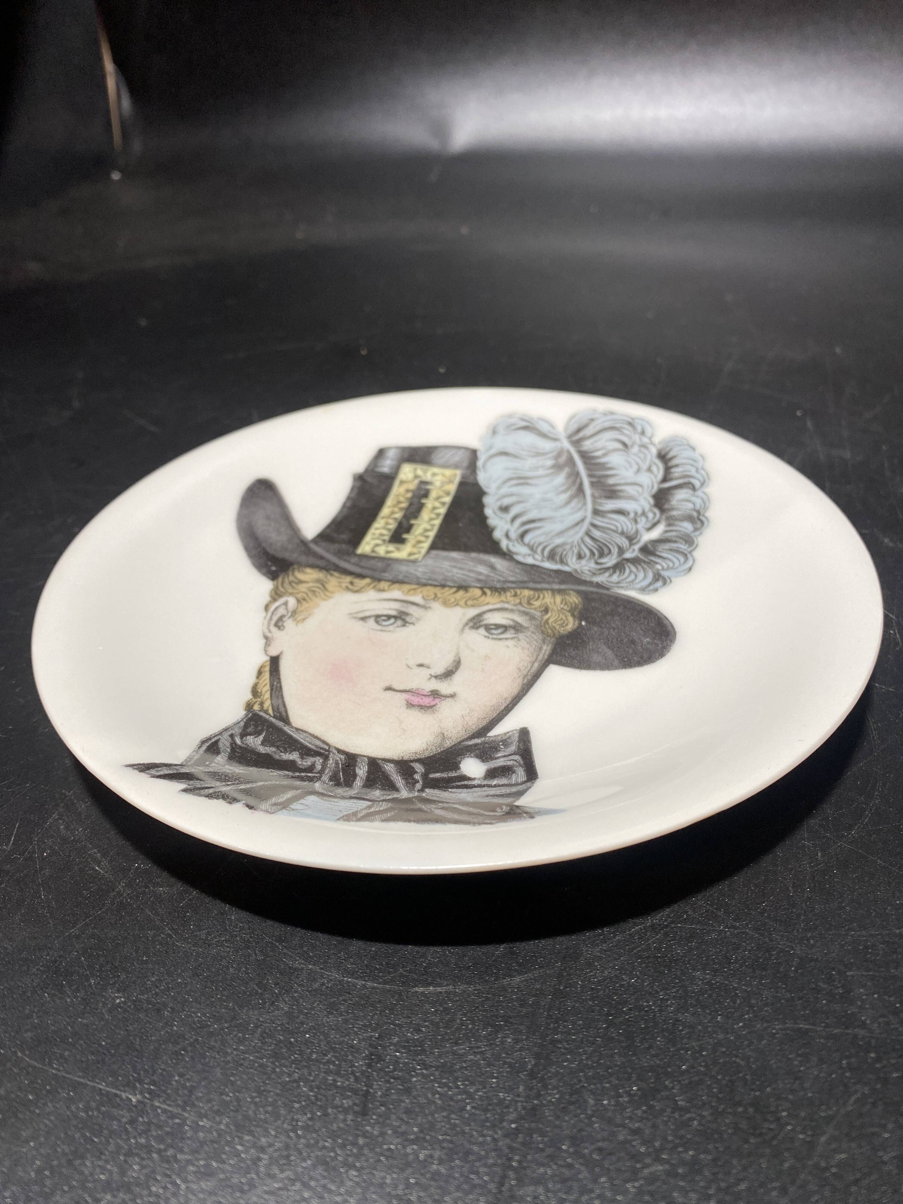 Service de 11 assiettes en porcelaine de paris