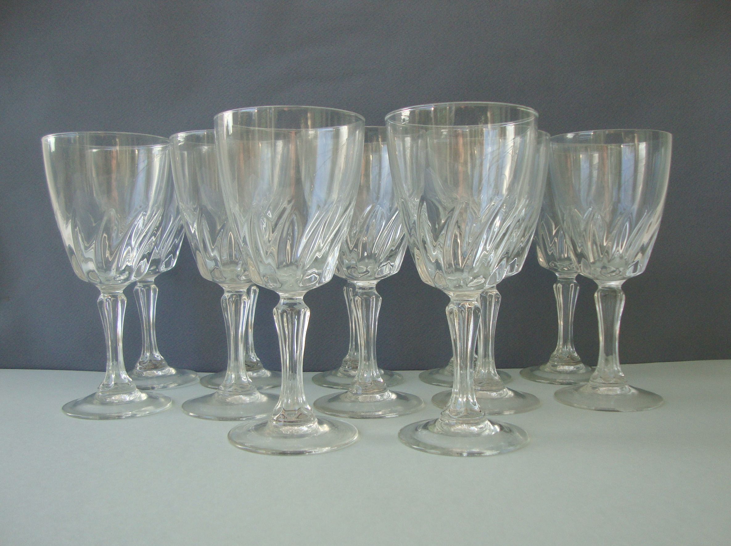 Suite of 12 glasses of wine 60s
