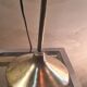 Lampe1900 laiton socle fonte tres lourd , tulipe rouge peint et or