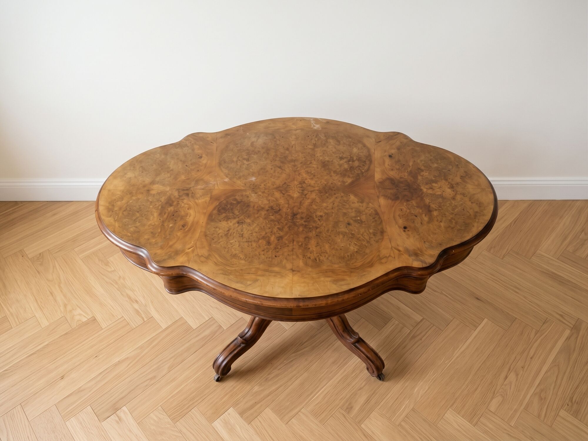 Table basse ovale en ronce de noyer style Classique