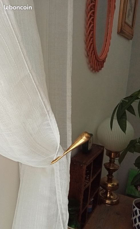Pairs of vintage hooks in solid golden brass