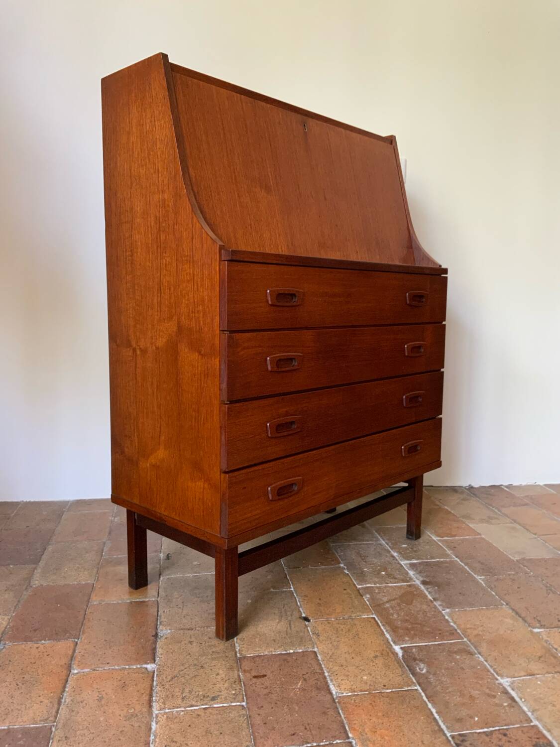 Scandinavian secretary