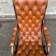 Fauteuil Chesterfield en cuir et bois massif sculpté