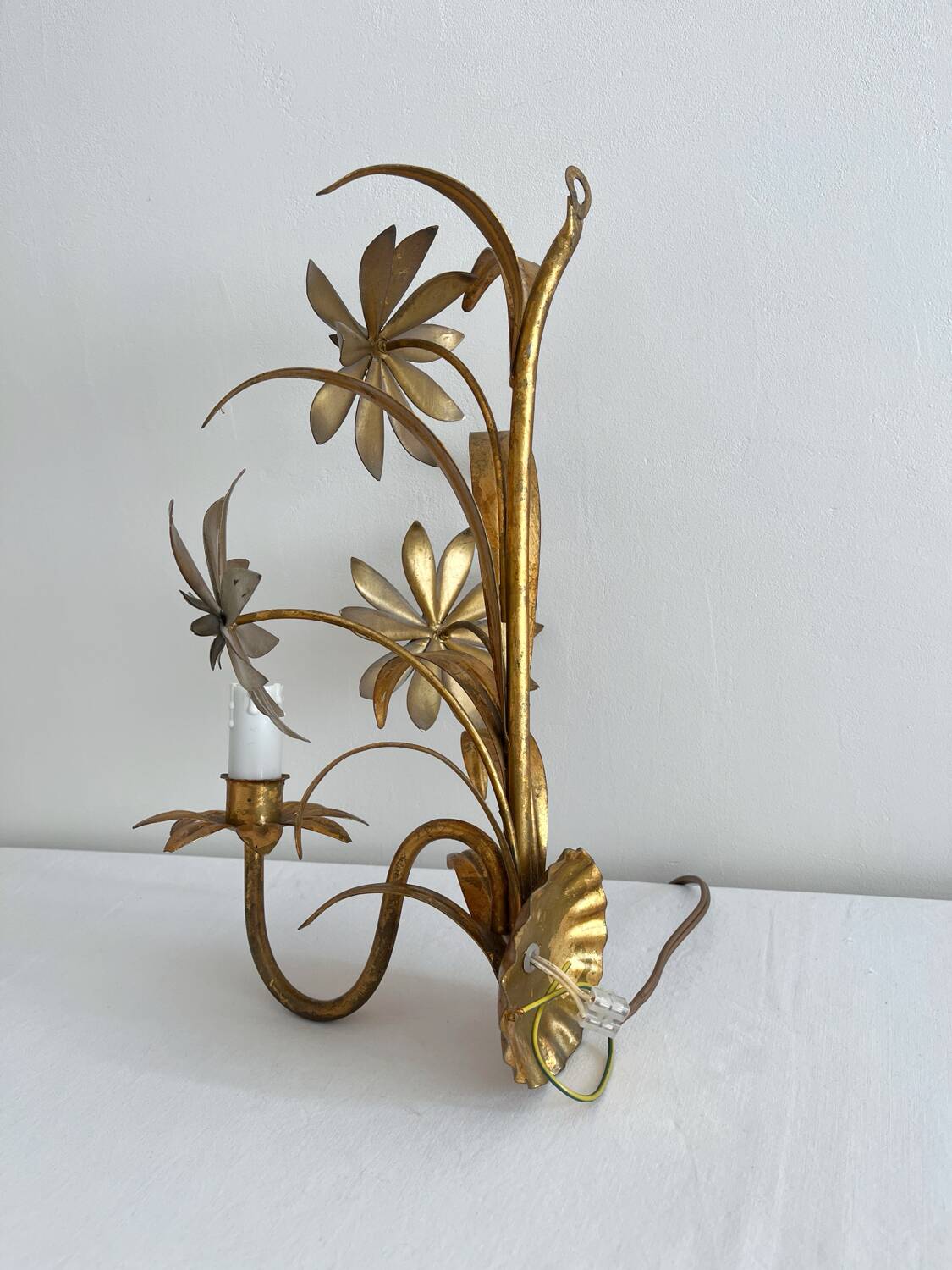 Vintage Hollywood Regency gold metal leaf wall sconce.
