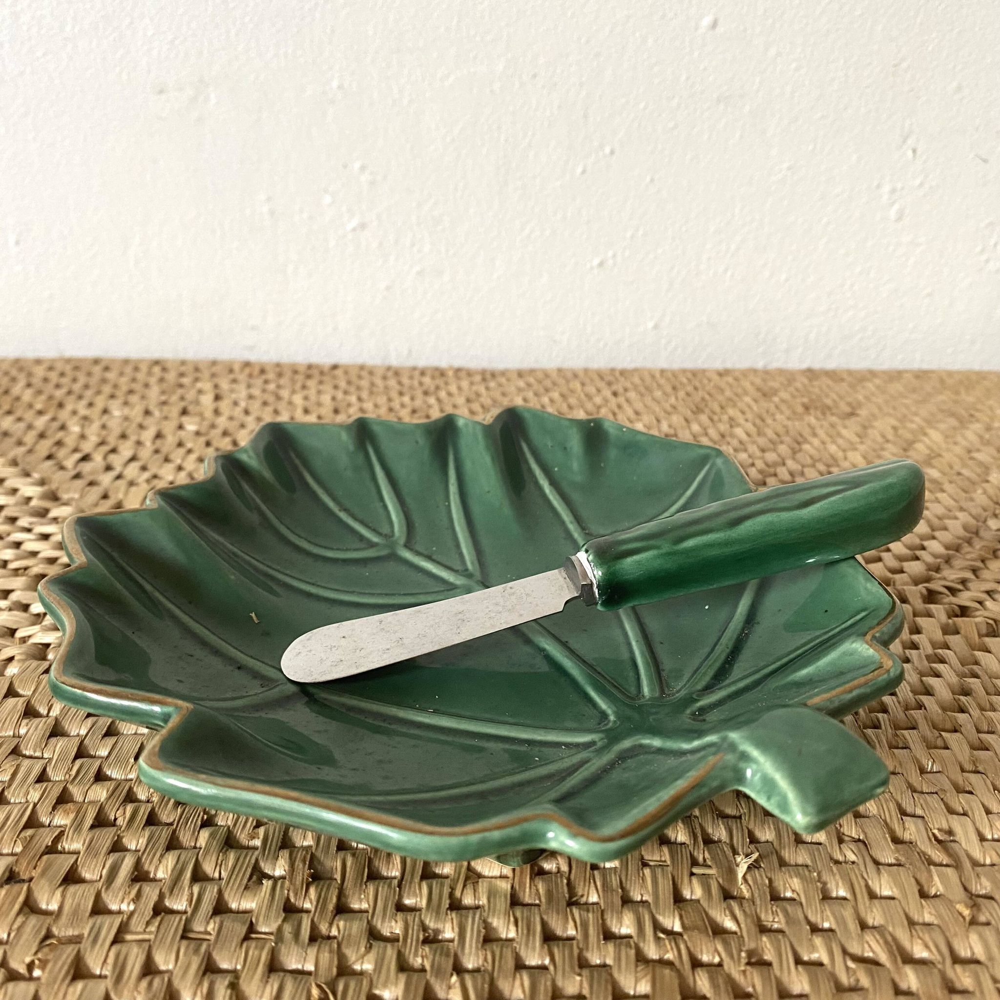 Beurrier en barbotine feuille et son couteau