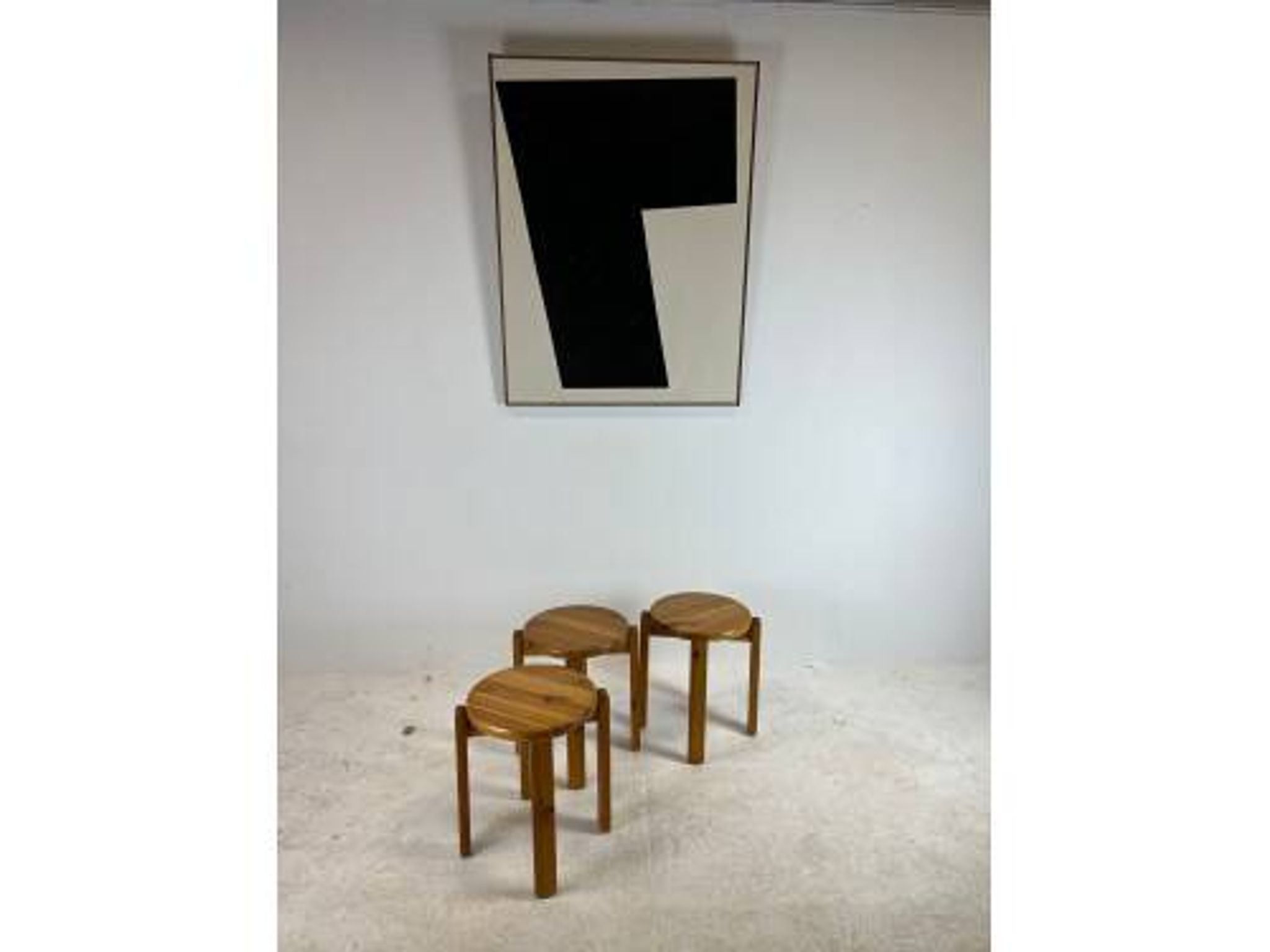 Trio de tabourets en pin massif, années 70