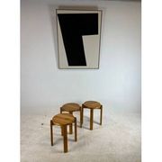Trio de tabourets en pin massif, années 70