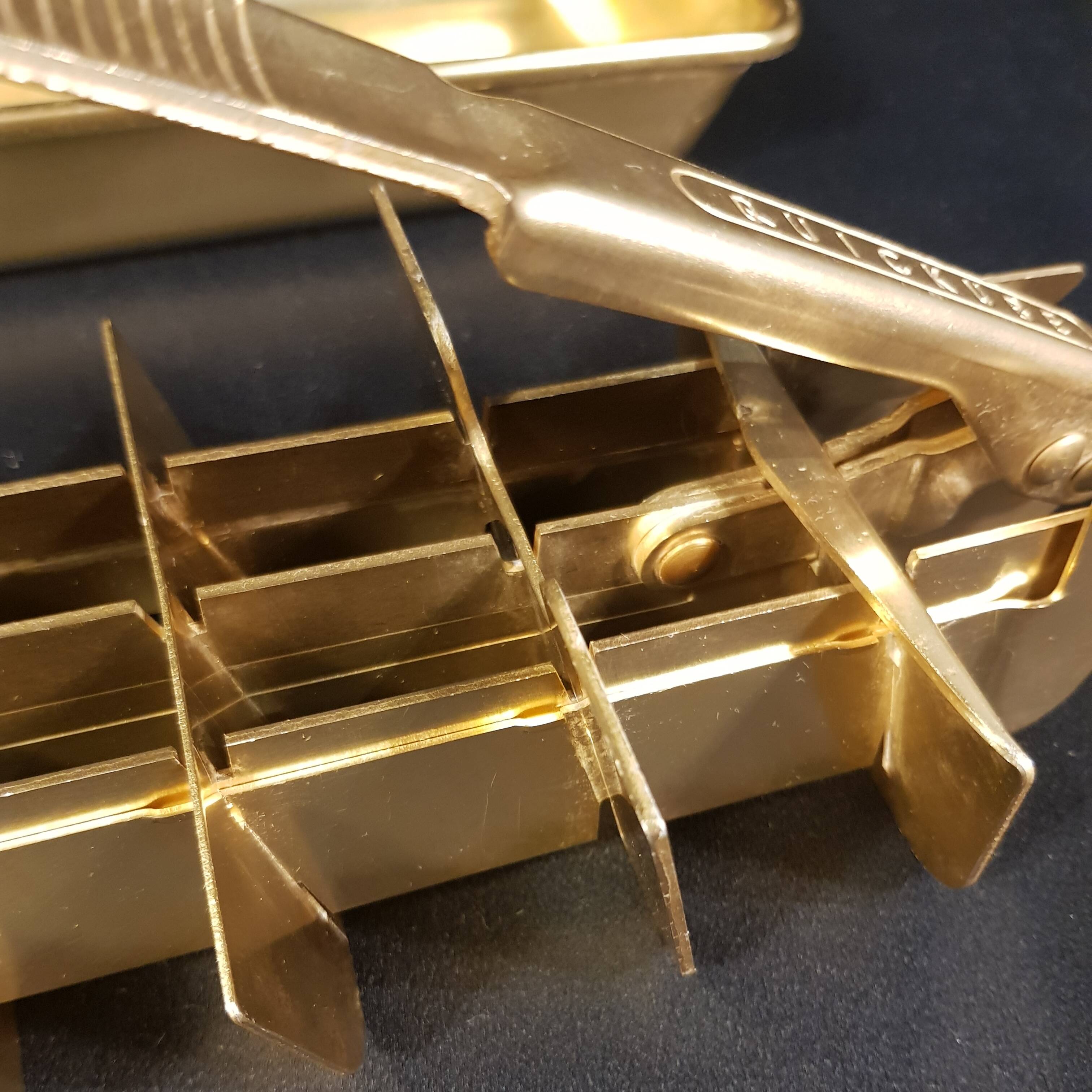 Quickube ice cube tray