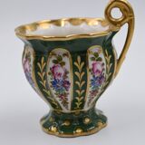 Très grande tasse en porcelaine de Limoges décor de fleurs fond vert fait main signée