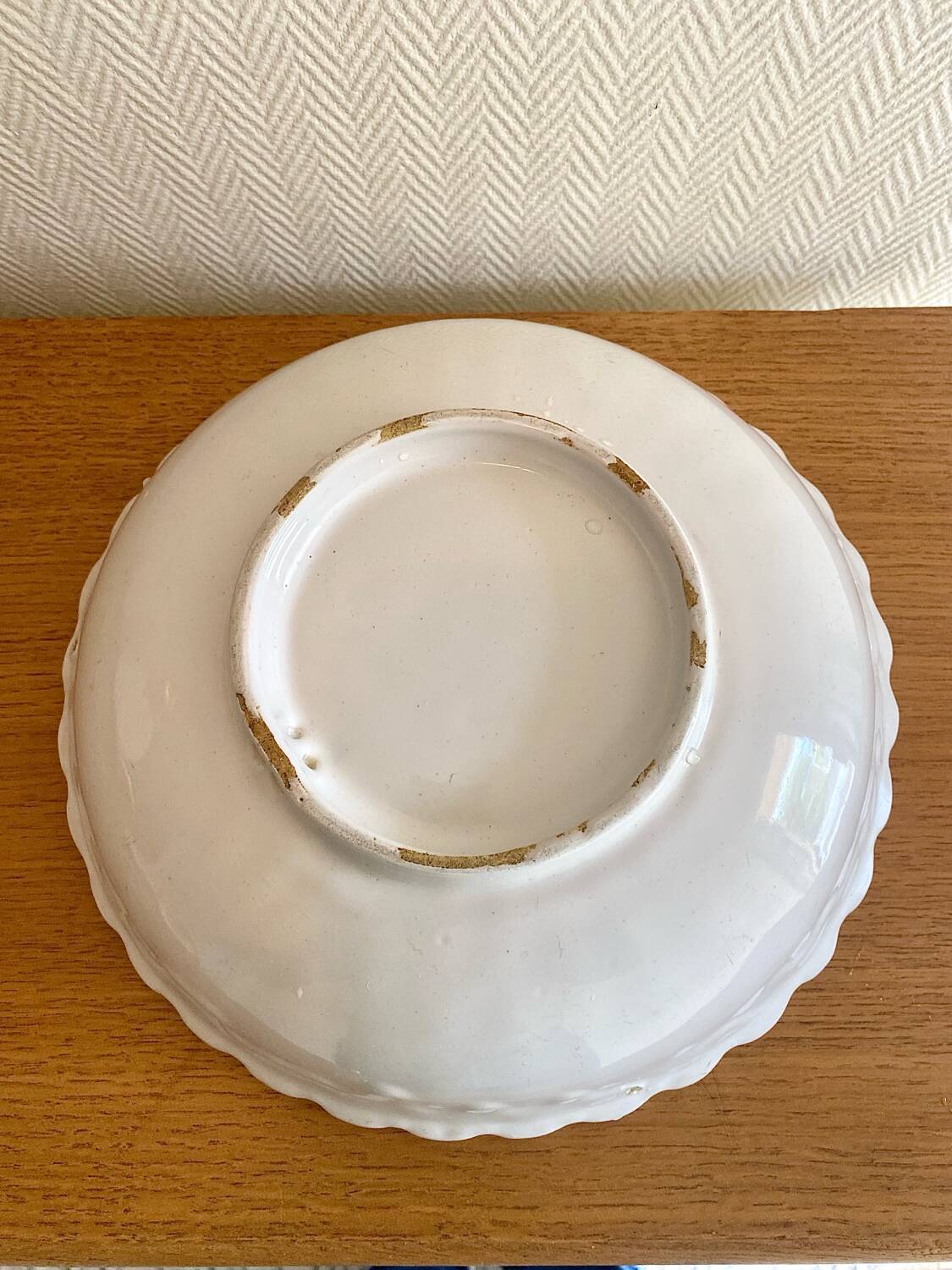 Ancien plat creux en faïence blanche godronnée XIXeme