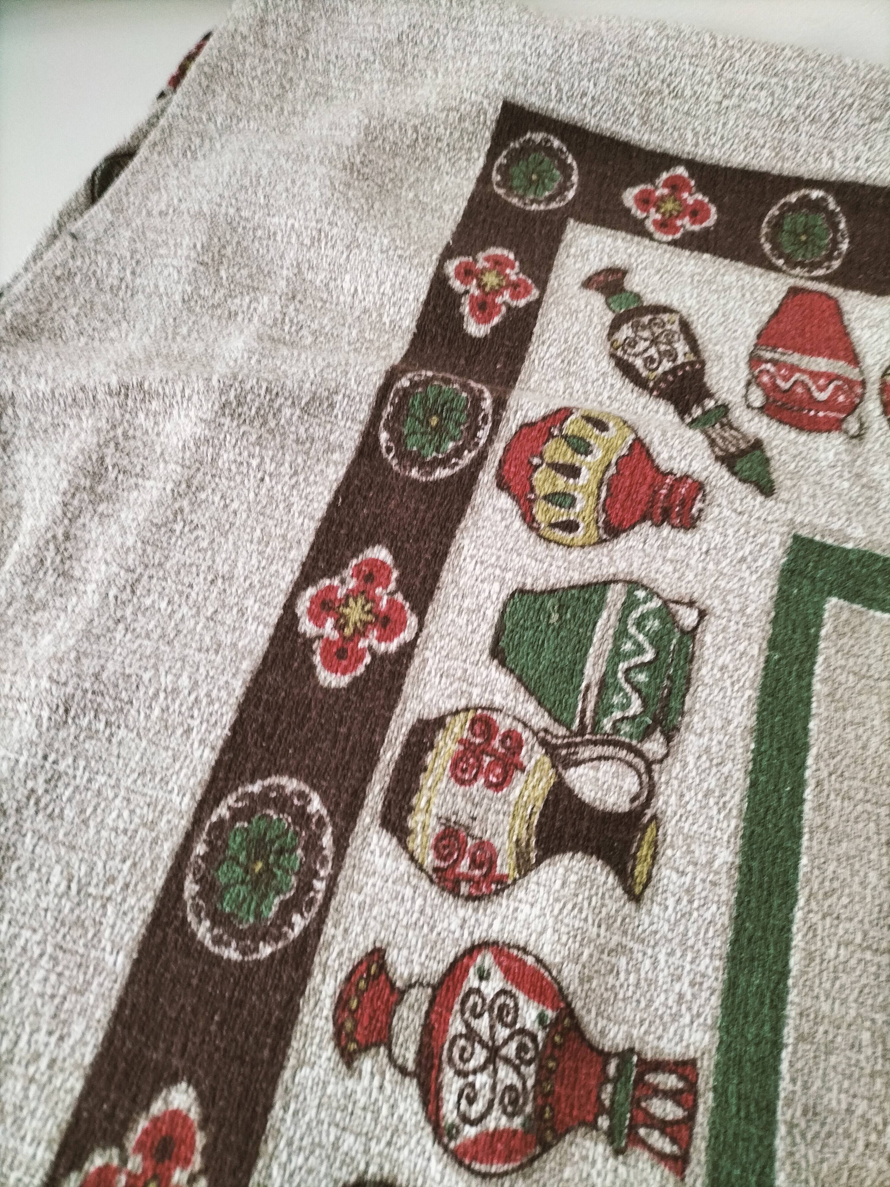 Nappe vintage à décor de poteries stylisées, années 60-70