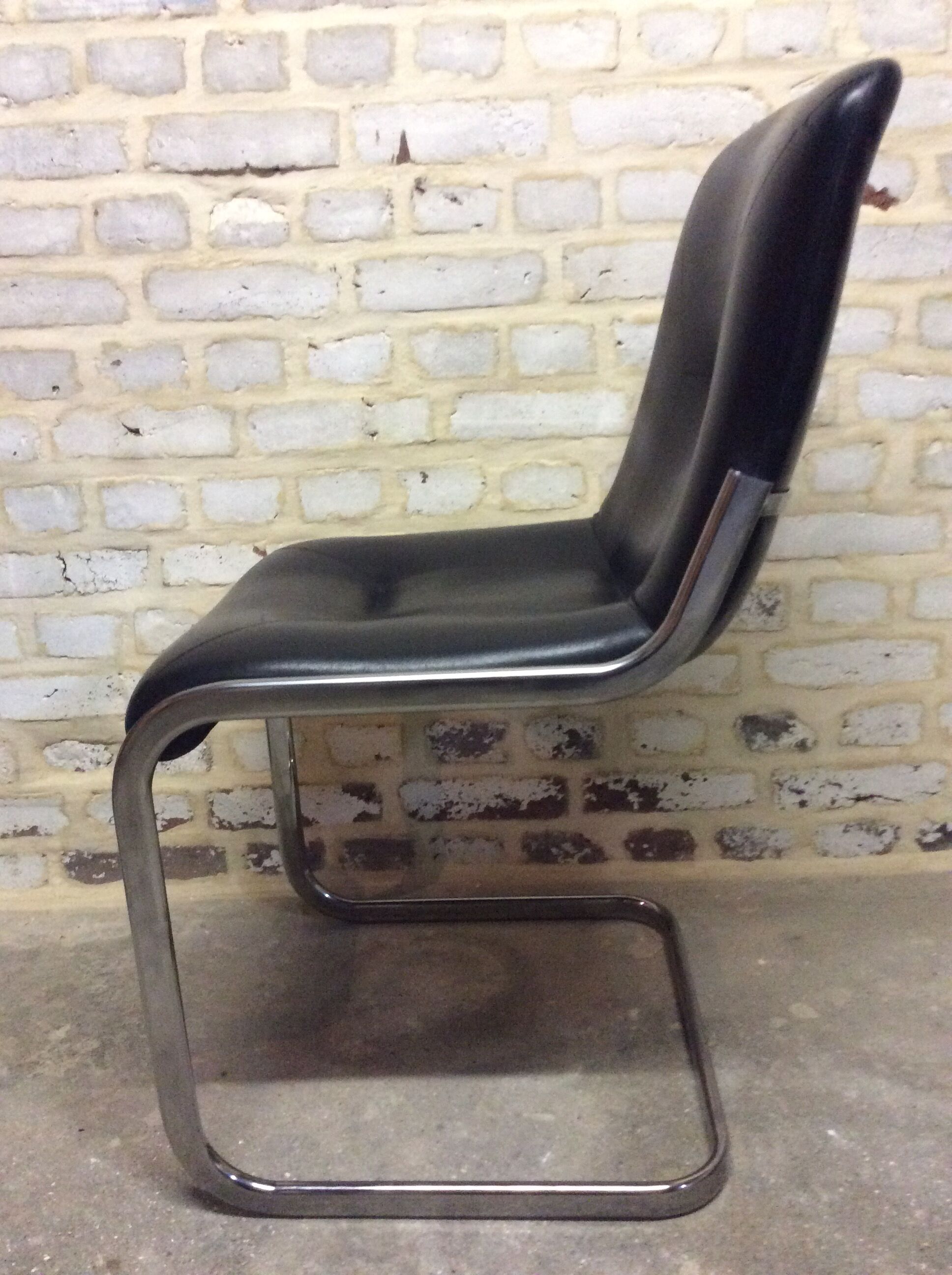 Chaise en cuir noir