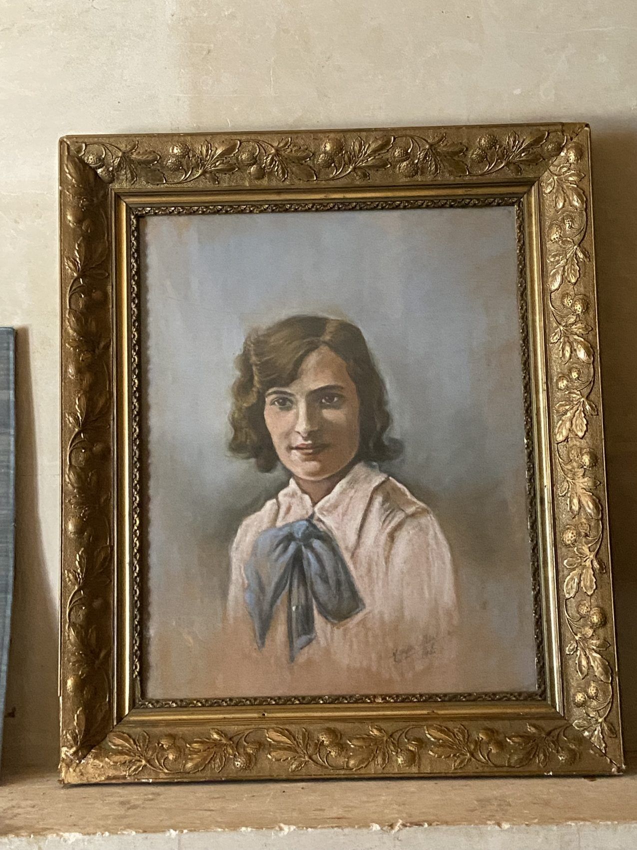 Old pastel portrait from the Art Deco period – Young girl dated 1925 – Original gilded frame – very expressive