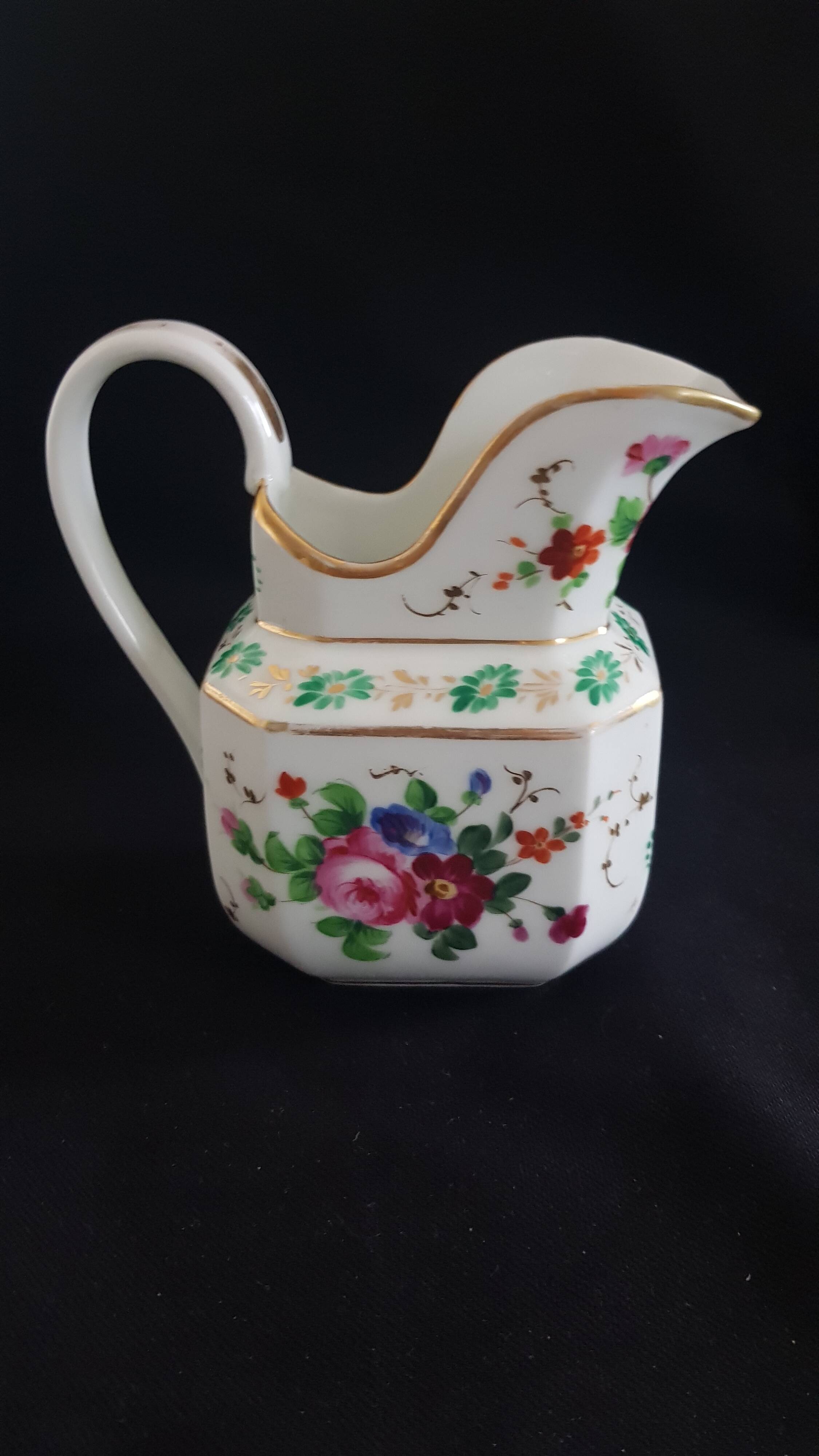 Large octagonal milk jug porcelain from Paris "Old Paris", mid-19th century.