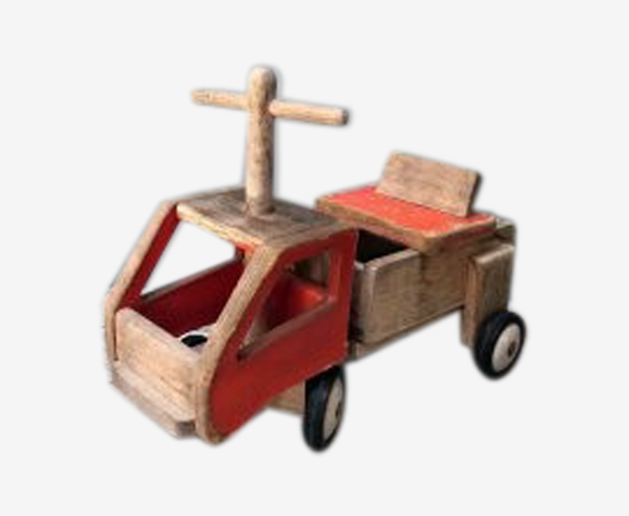 Camion en bois à enfourcher