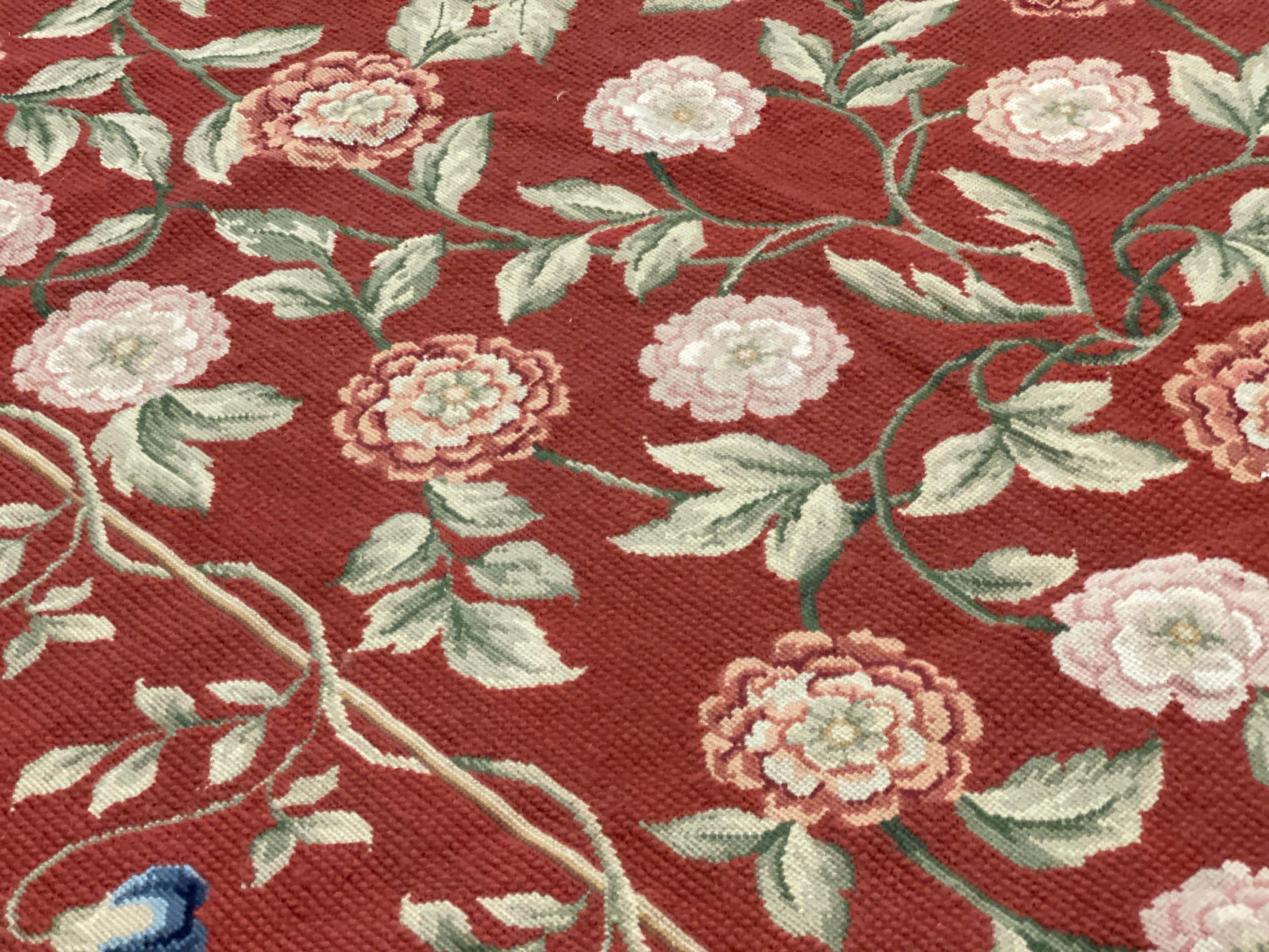 Tapis traditionnel bordeaux style Aubusson floral en laine tissé à la main en point de croix