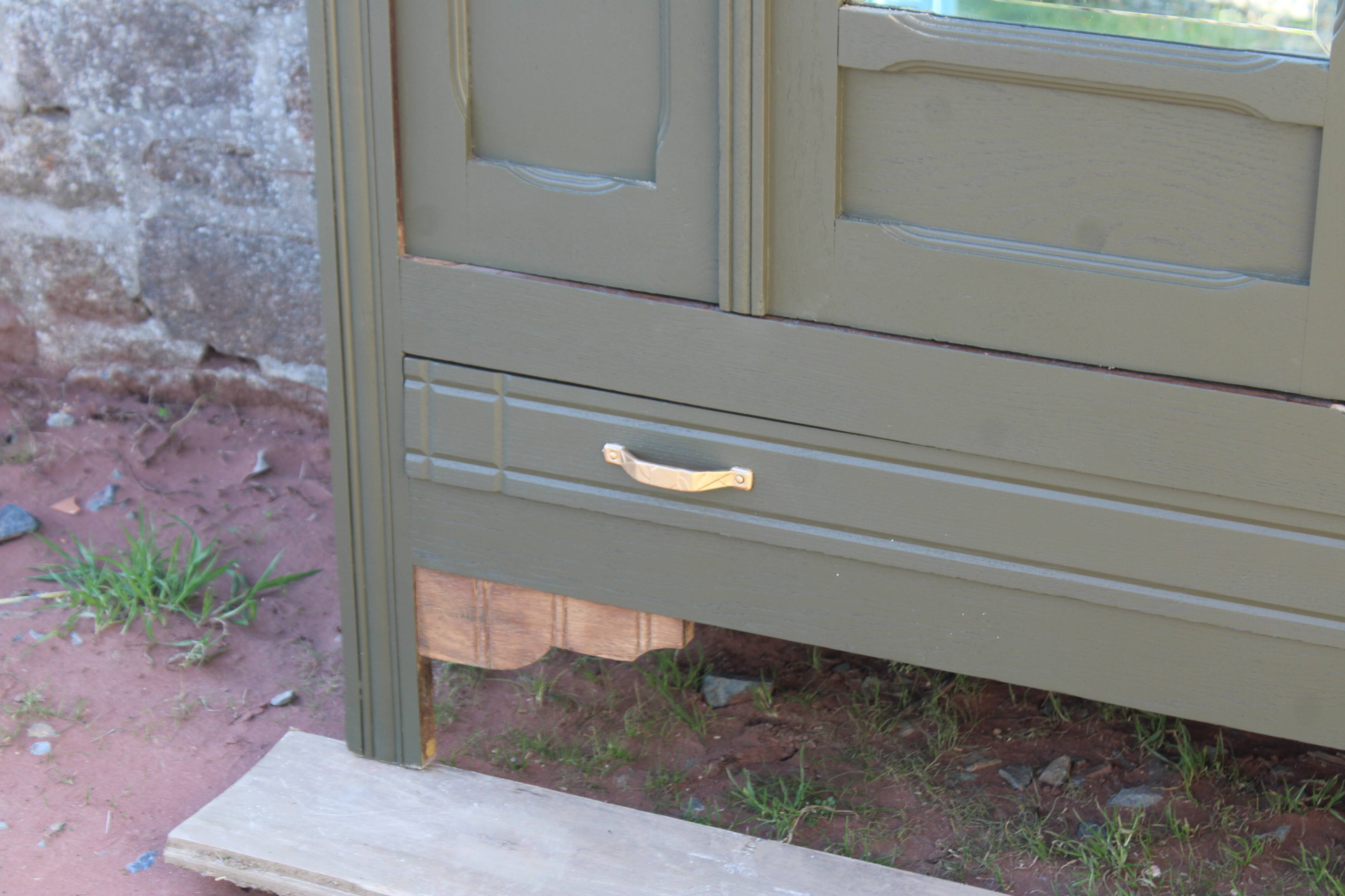 Art Deco wardrobe with three doors – Kaki Barda (Liberon)