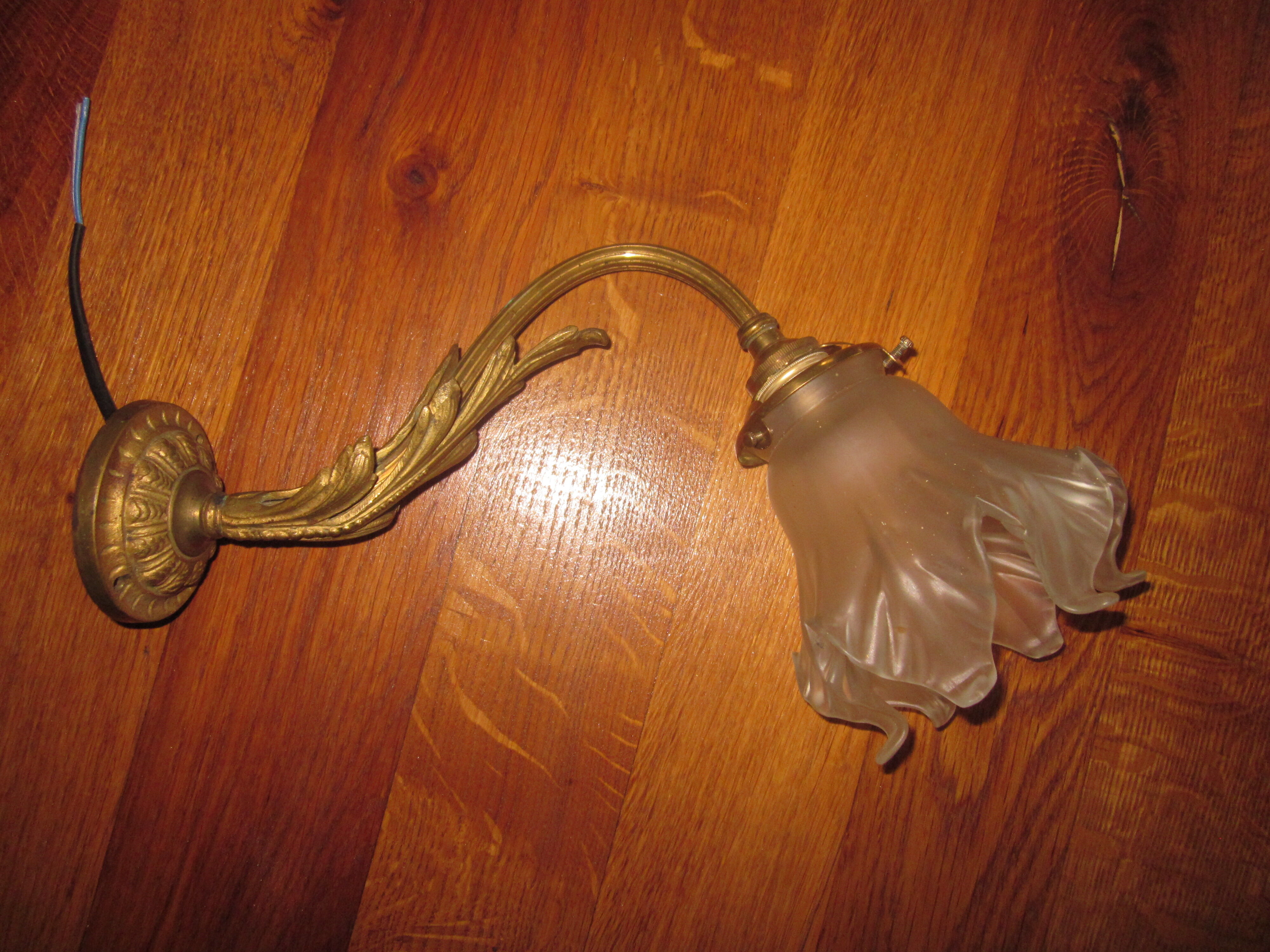 Antique bronze wall lamp
