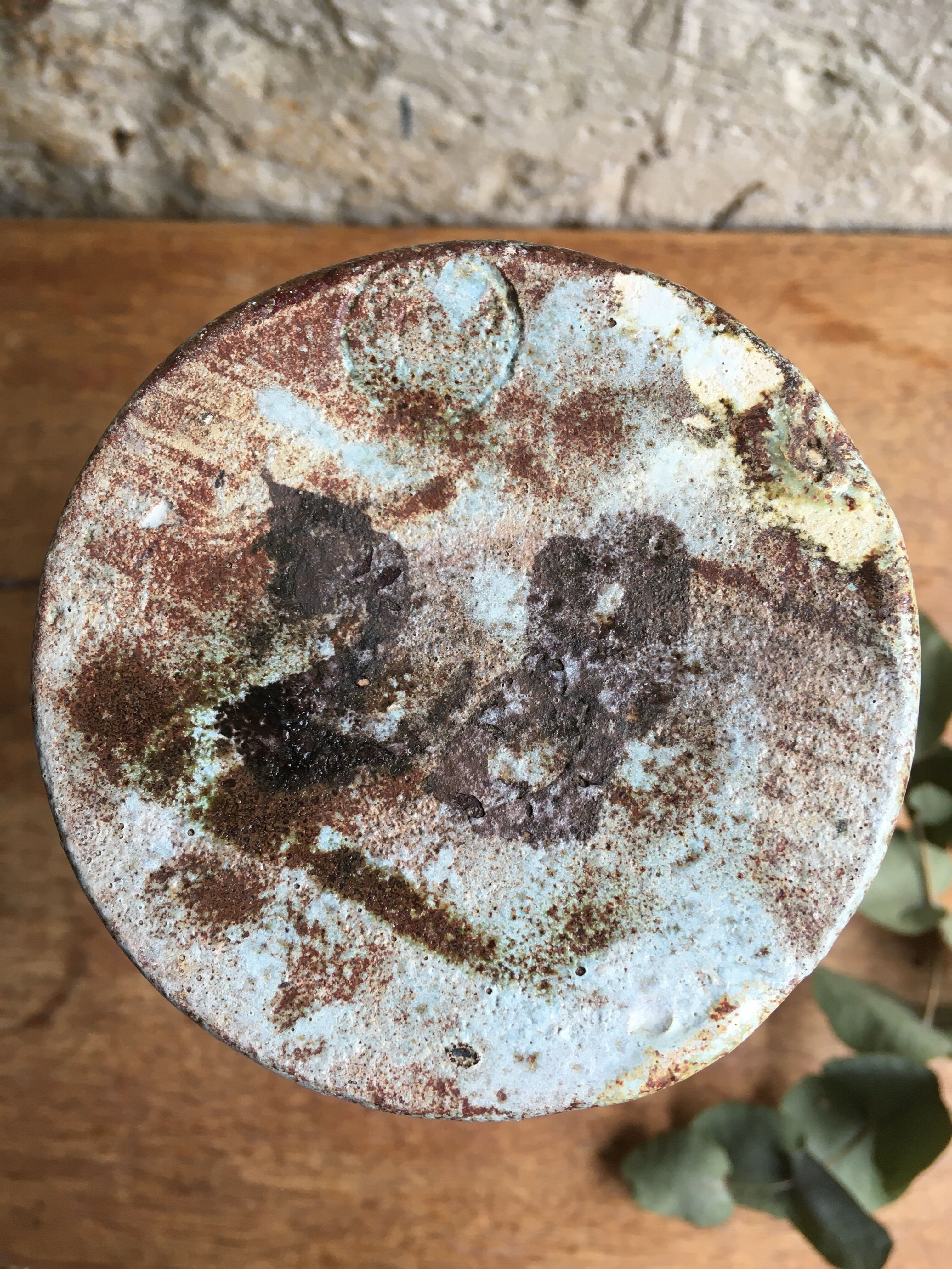 Vase en grès moucheté signé