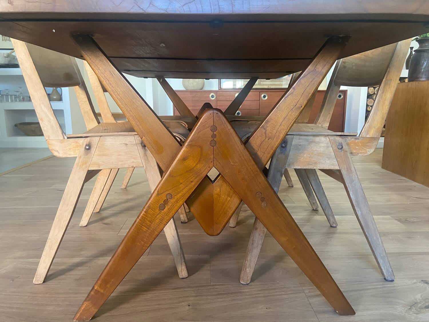 Table à manger pied compas dans le goût de Pierre Jeanneret