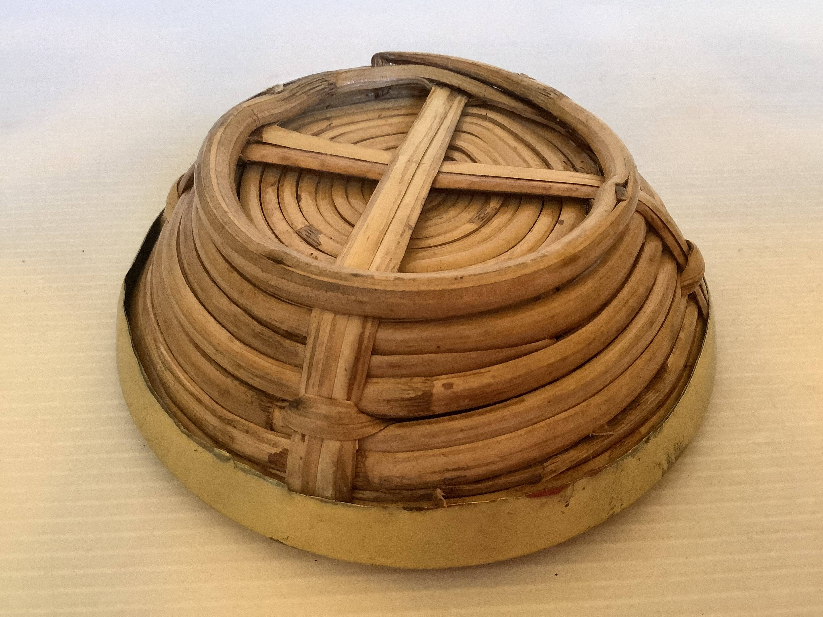 Small pocket tray ring holder in the style of Gabriella Crespi.